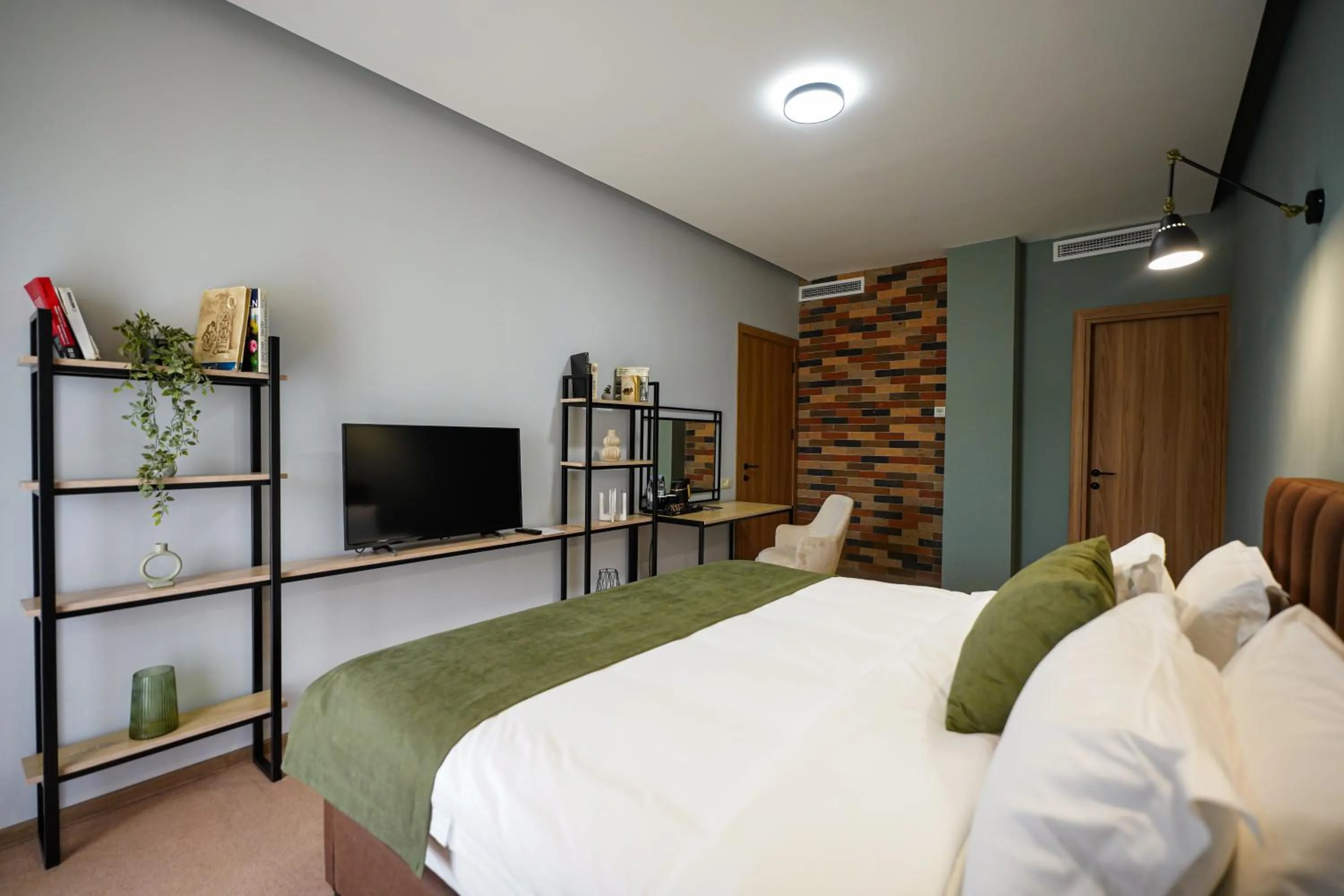 Communal lounge/ TV room, Bed in Felinger Concept Hotel
