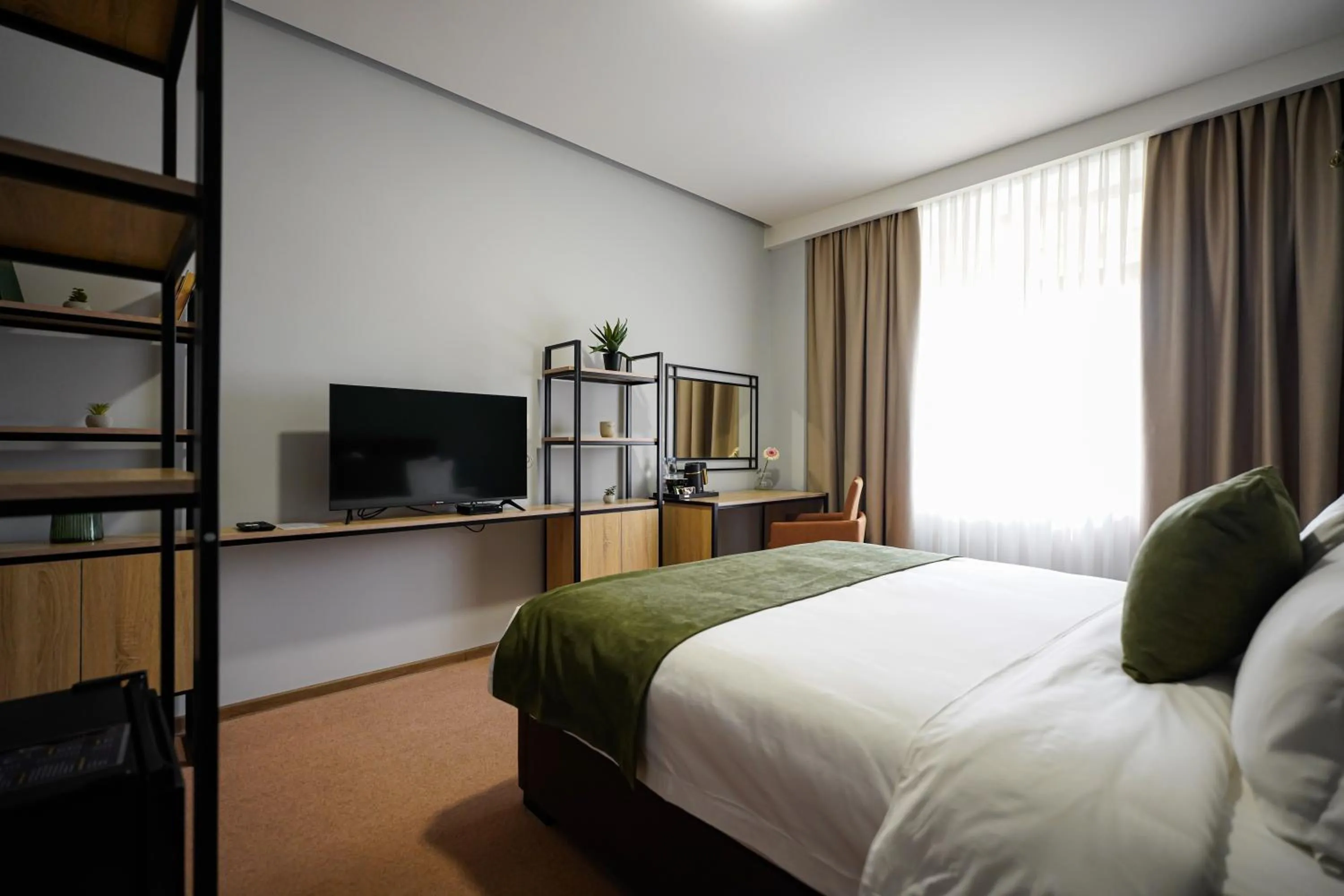 Communal lounge/ TV room, Bed in Felinger Concept Hotel