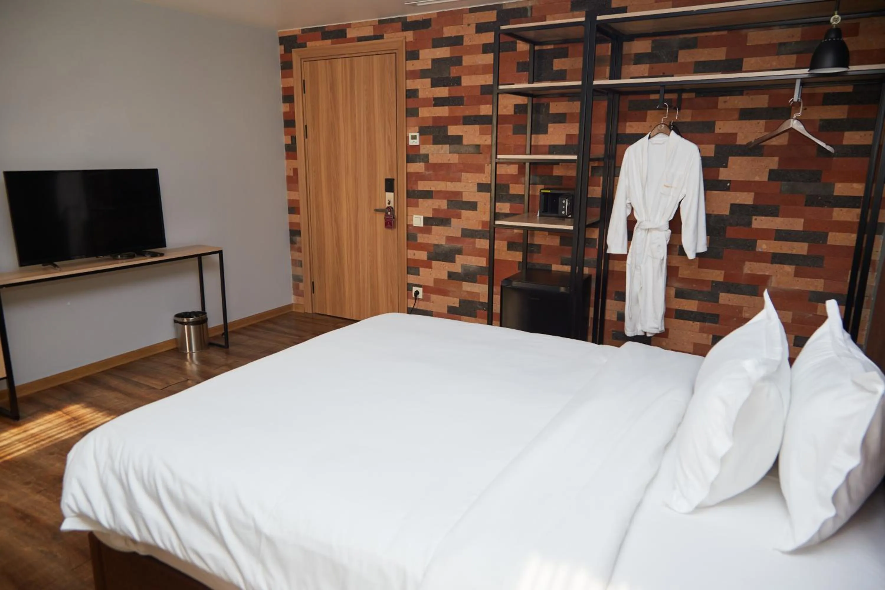 Photo of the whole room, Bed in Felinger Concept Hotel