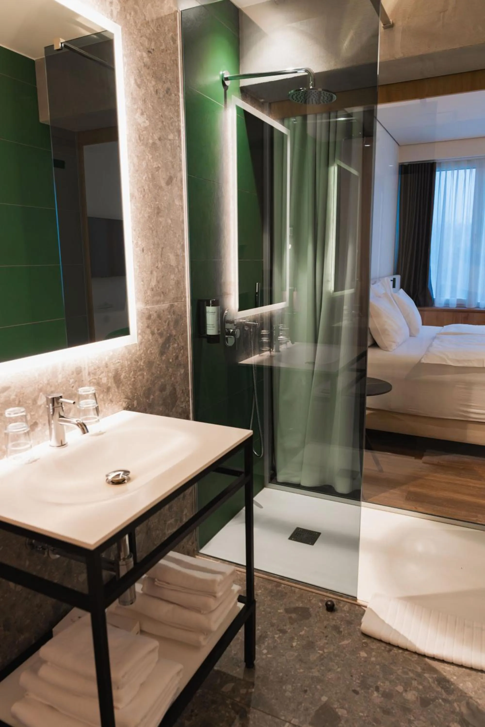Shower, Bed in Hotel Lonca