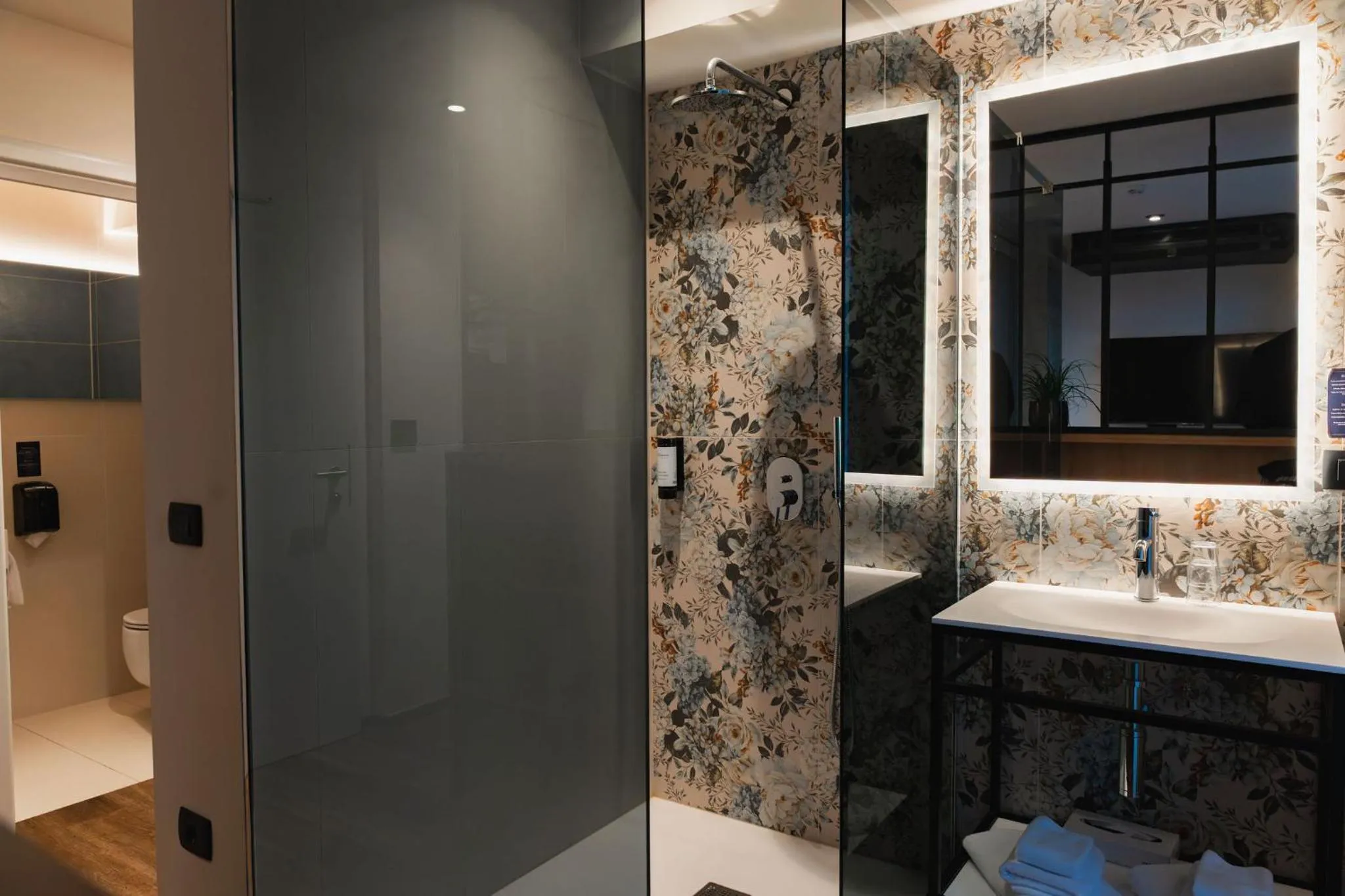 Shower in Hotel Lonca