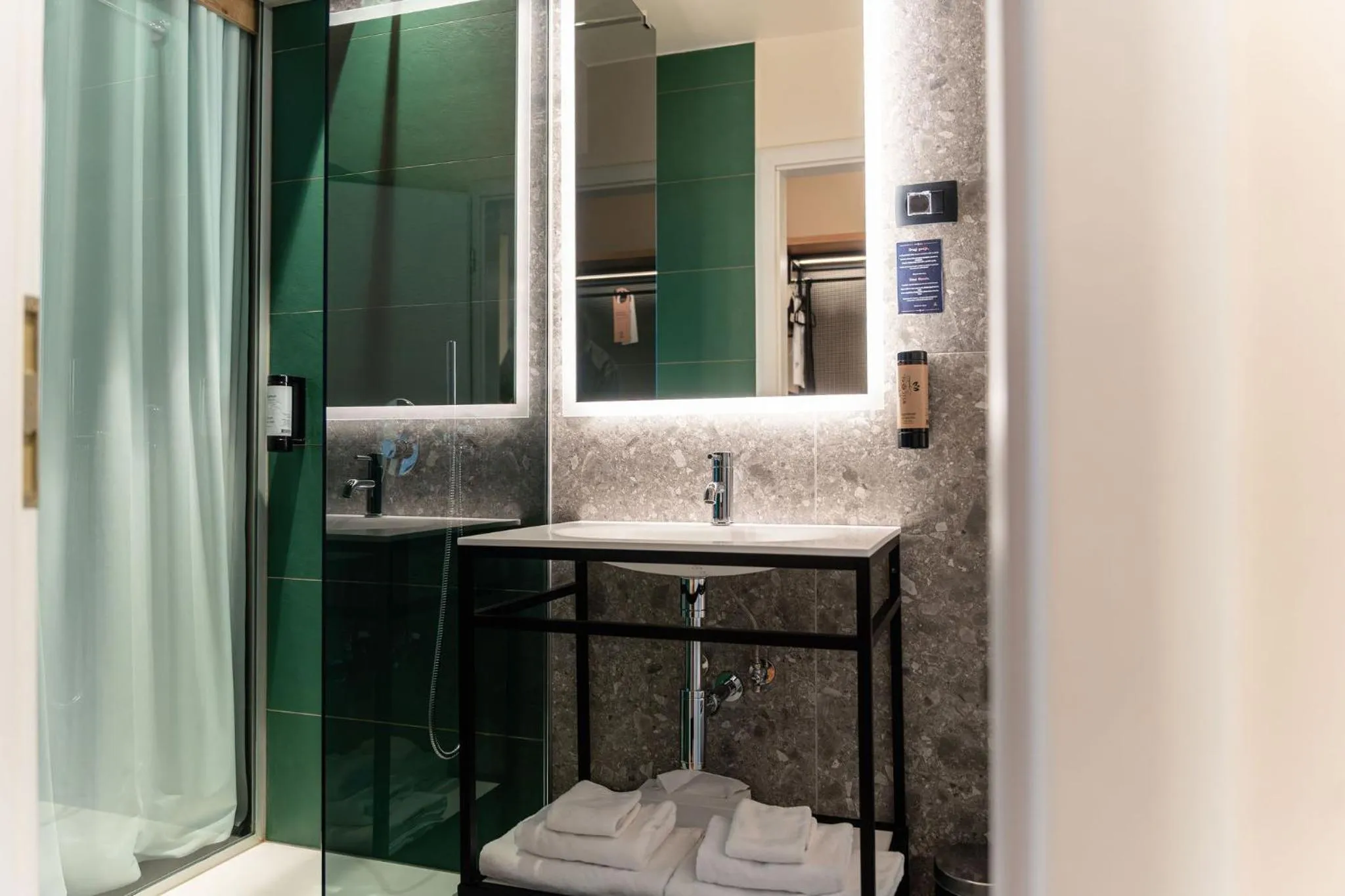 Shower in Hotel Lonca