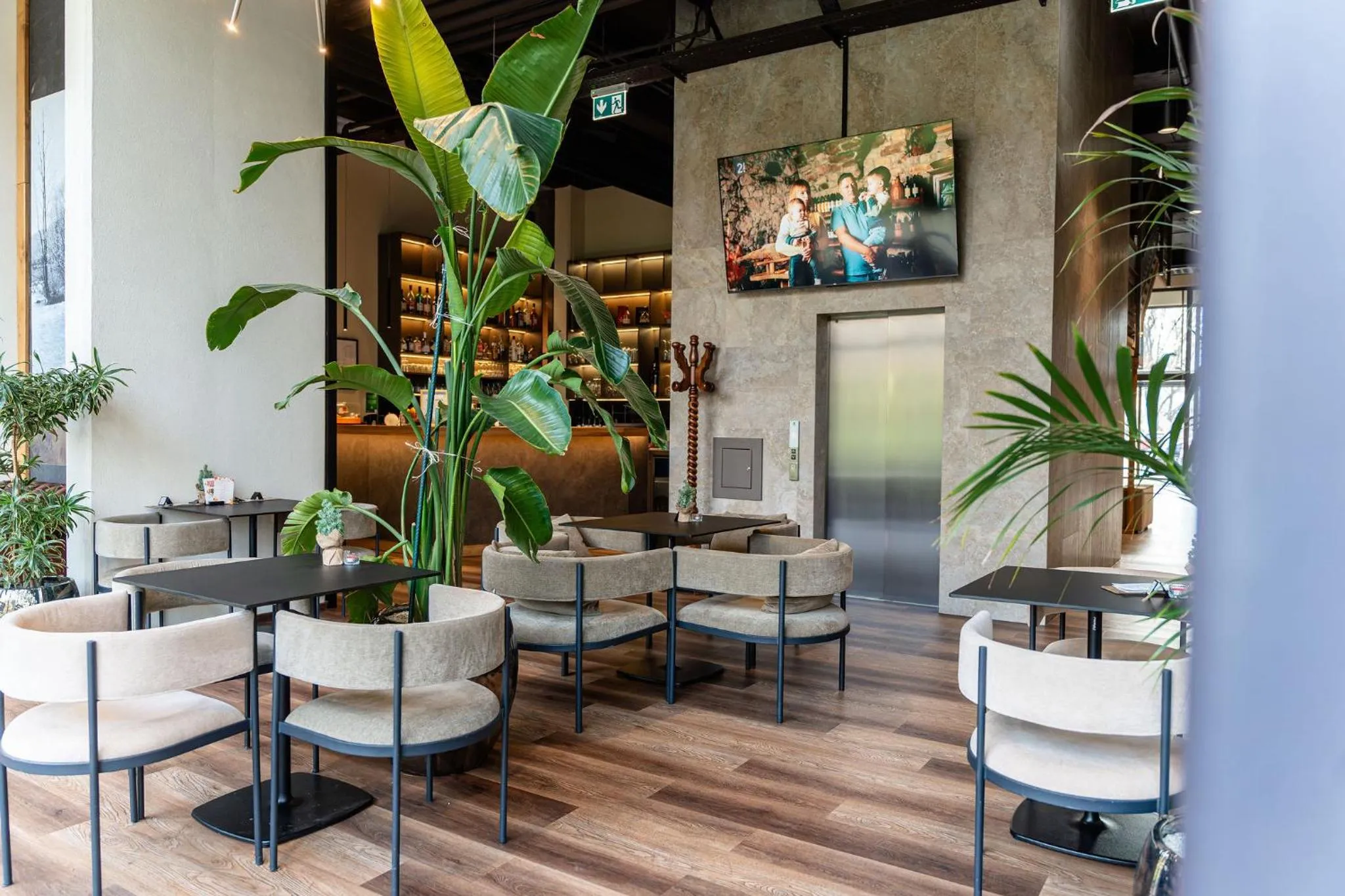 Communal lounge/ TV room in Hotel Lonca