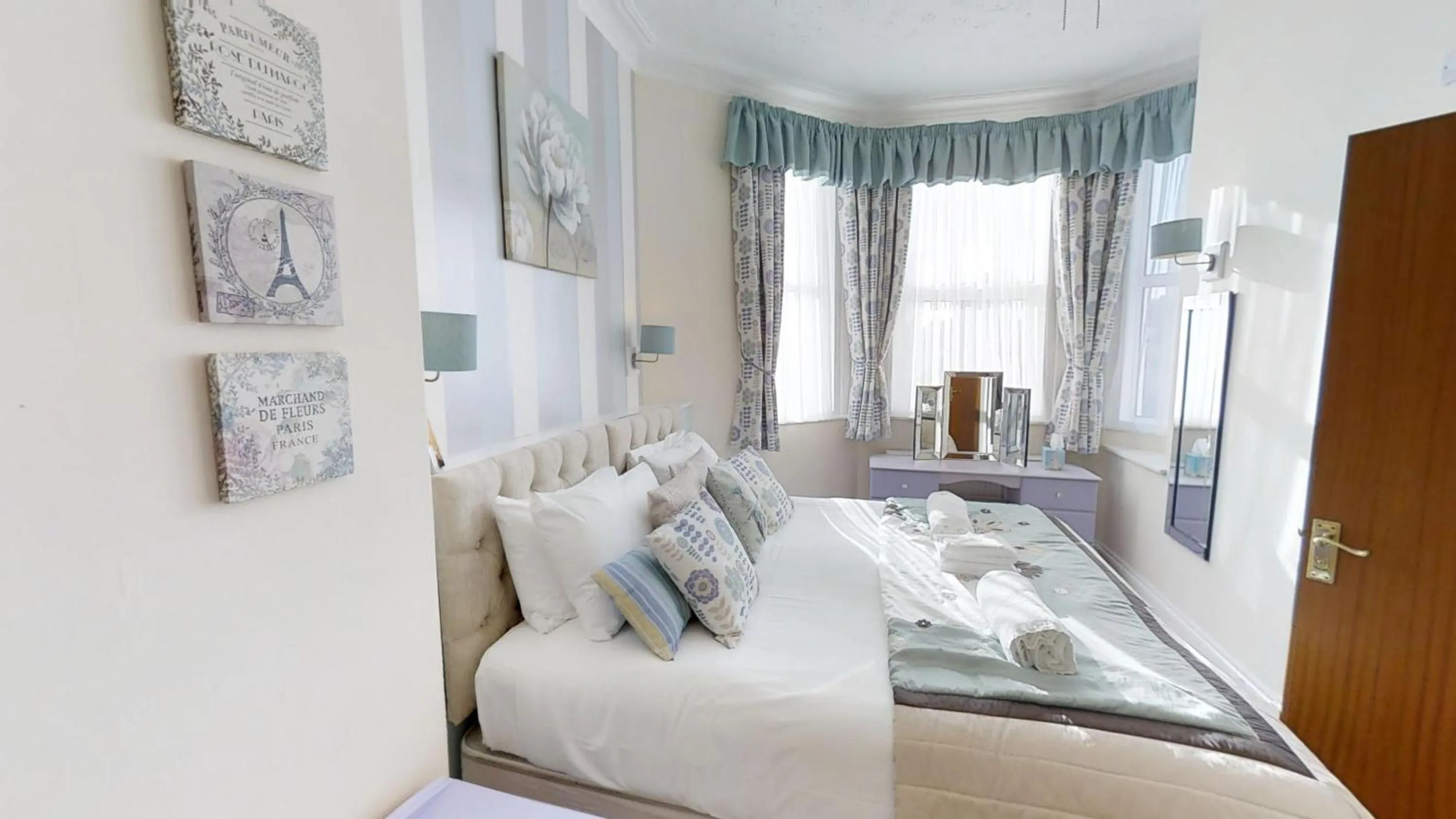 Bedroom, Bed in Glendower