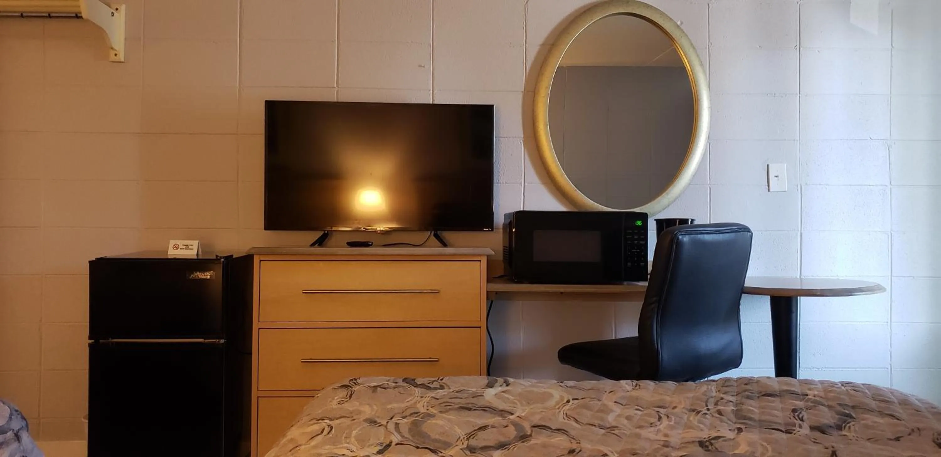 Communal lounge/ TV room, Bed in Palmsbythebeach