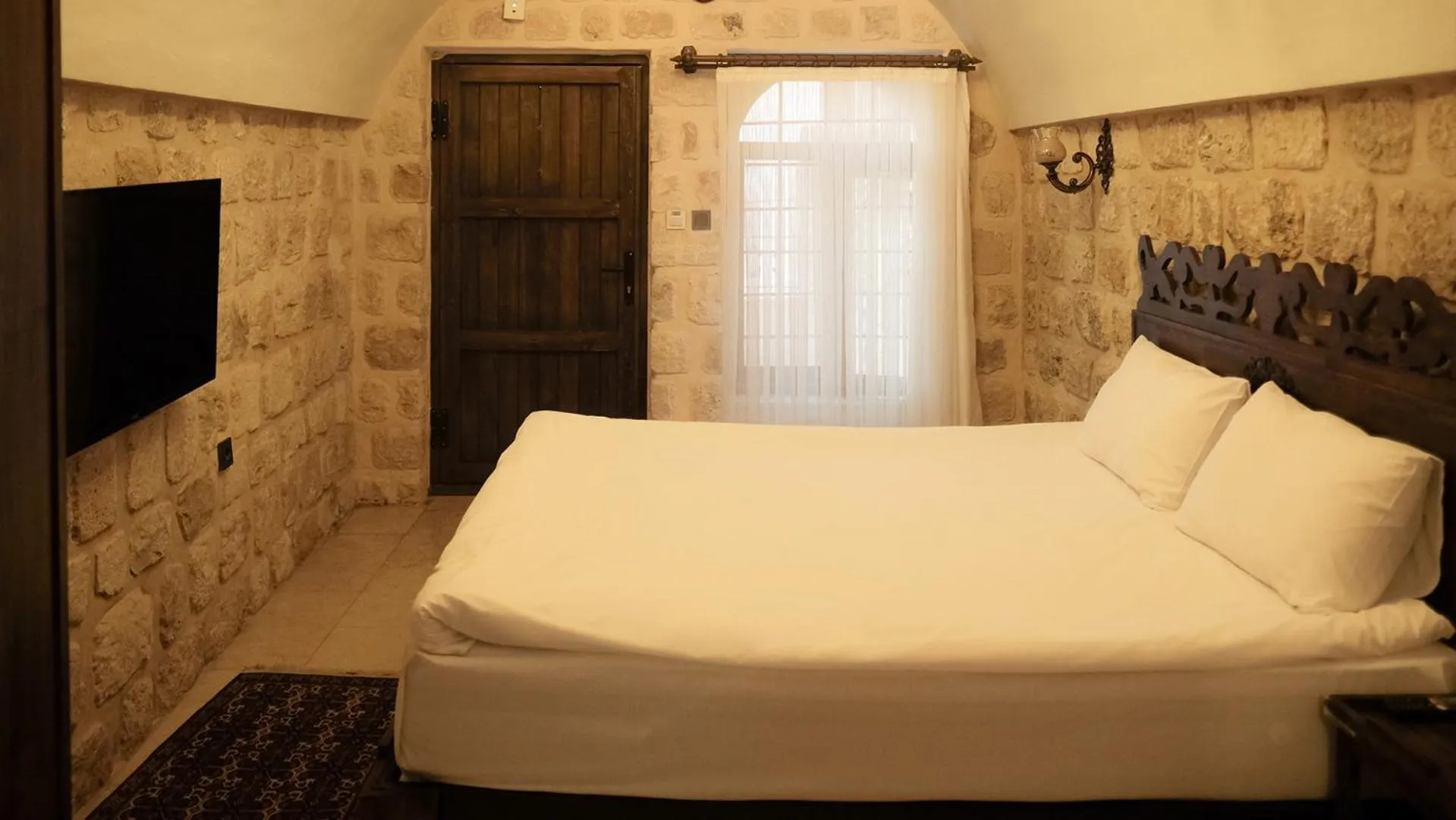 TV and multimedia, Bed in zerzevan hotel