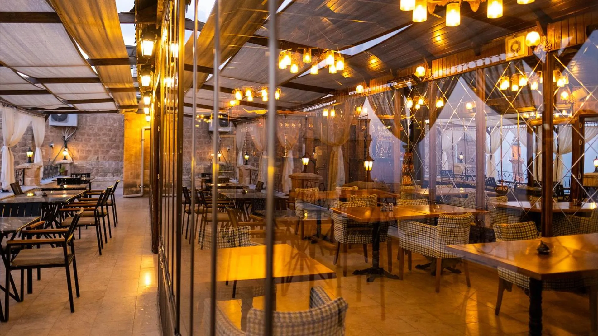 Restaurant/places to eat in zerzevan hotel