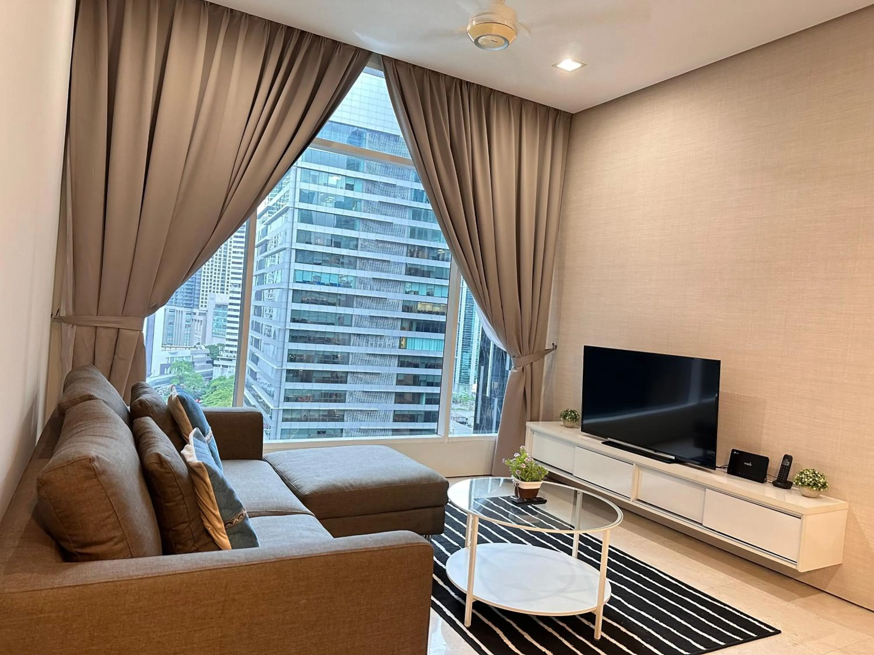 Communal lounge/ TV room in Soho Suites KLCC By Grand Suites KL