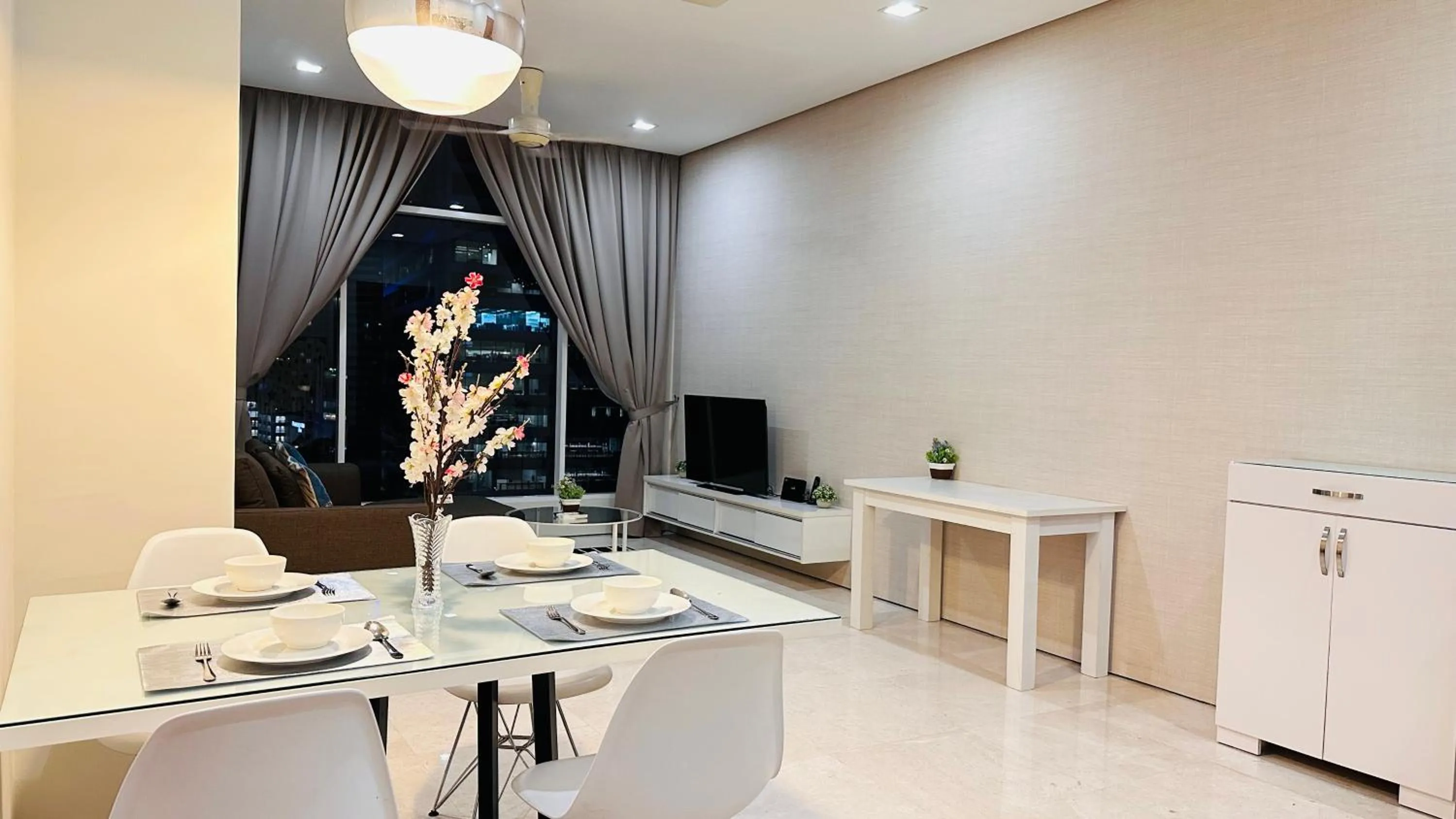 Communal lounge/ TV room in Soho Suites KLCC By Grand Suites KL