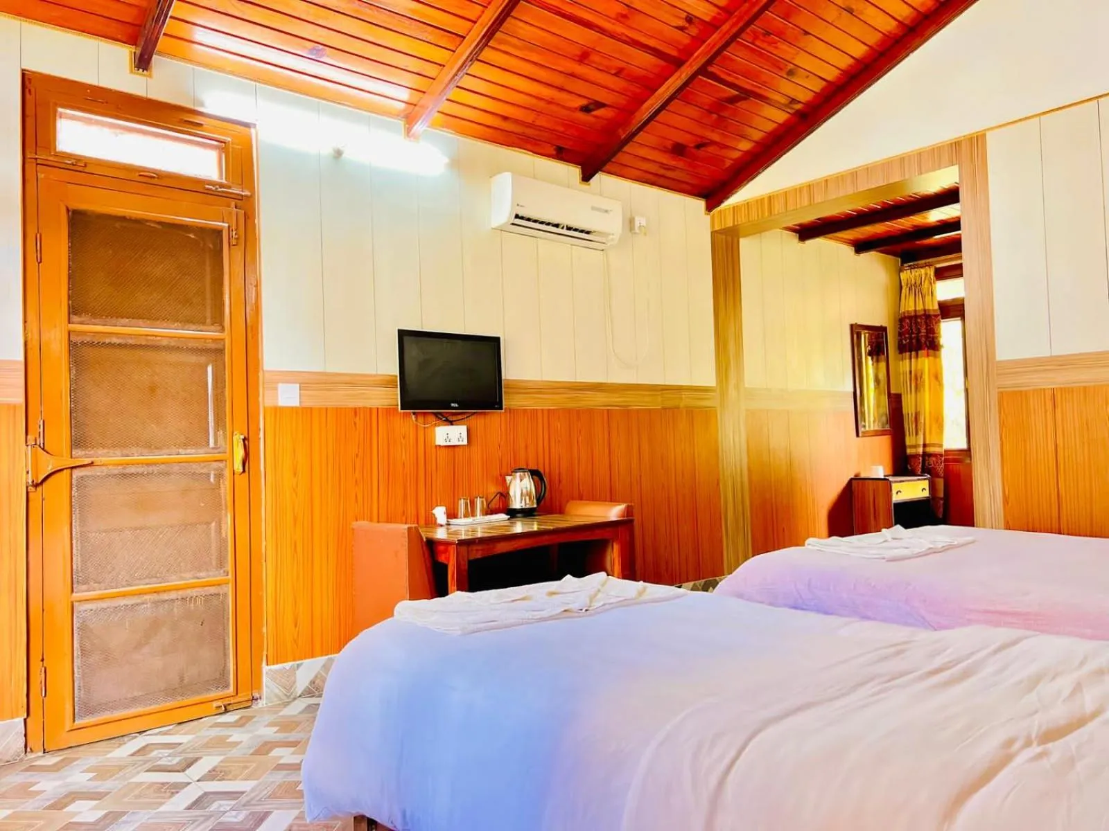 Communal lounge/ TV room, Bed in Hotel Hermitage