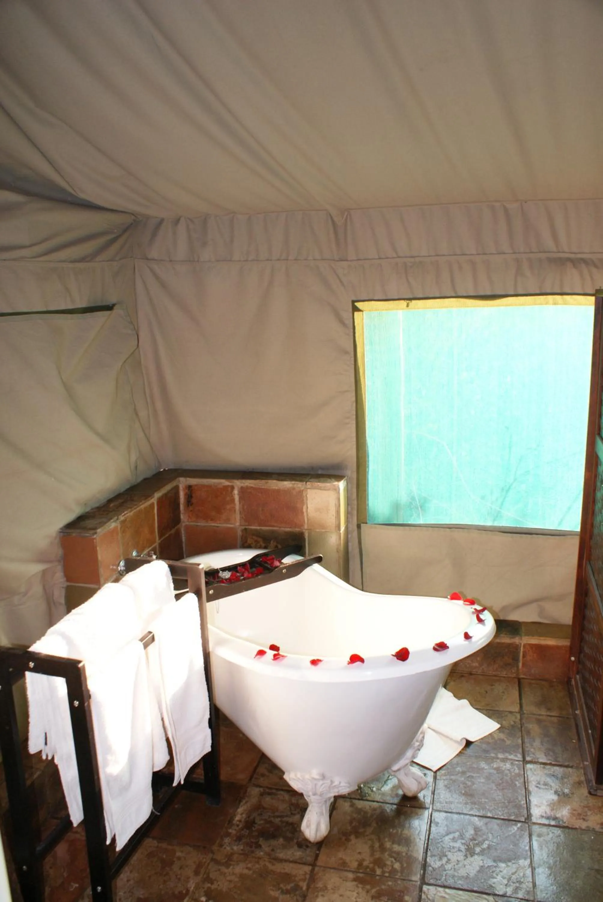 Bathroom, Bed in Inkwenkwezi Private Game Reserve