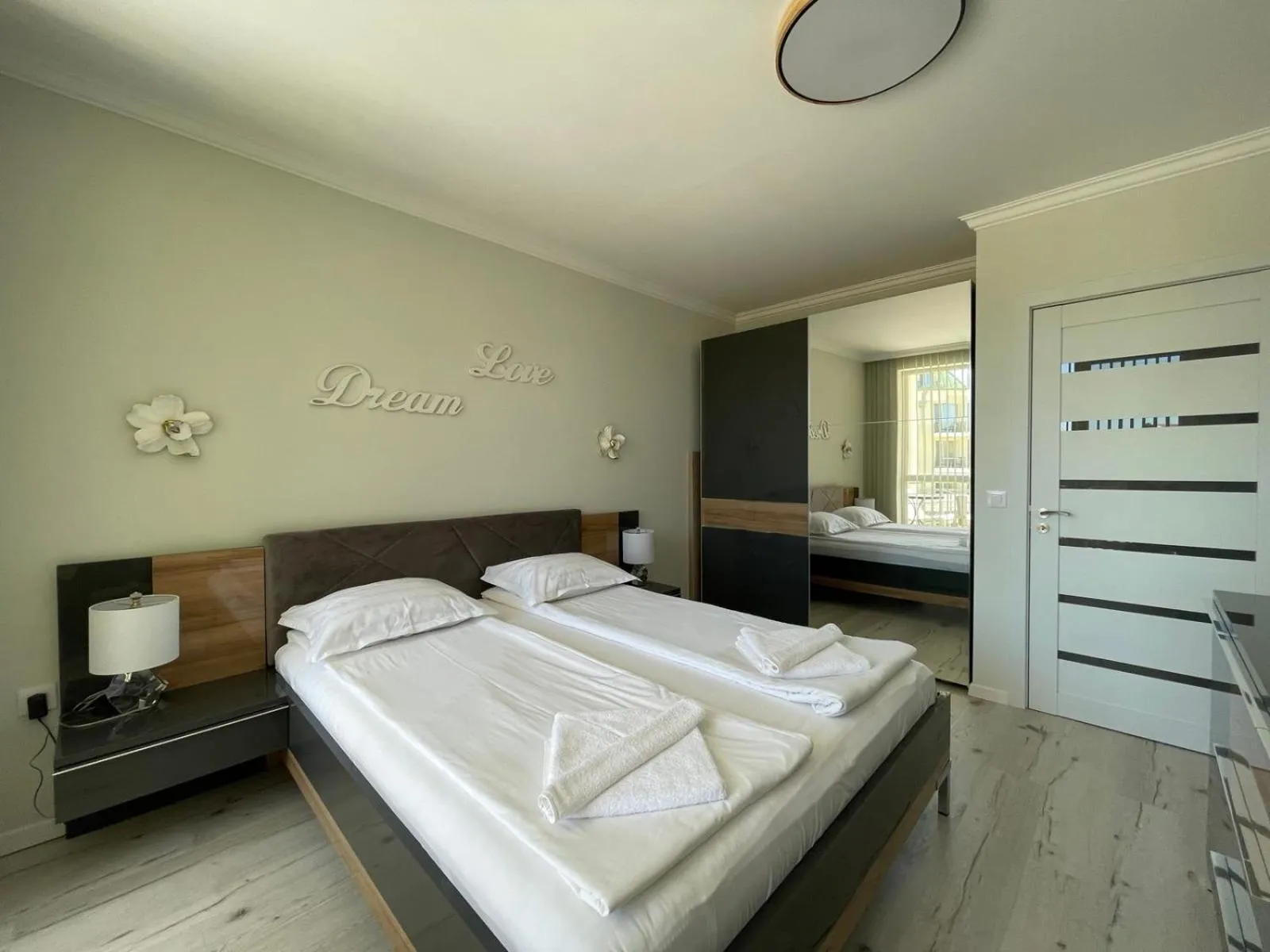 Bed in ApartComplex Splendid