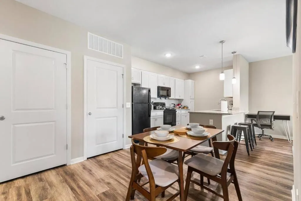 Luxe 1BR/1BA: Dive, Rest, Explore. Book Now!