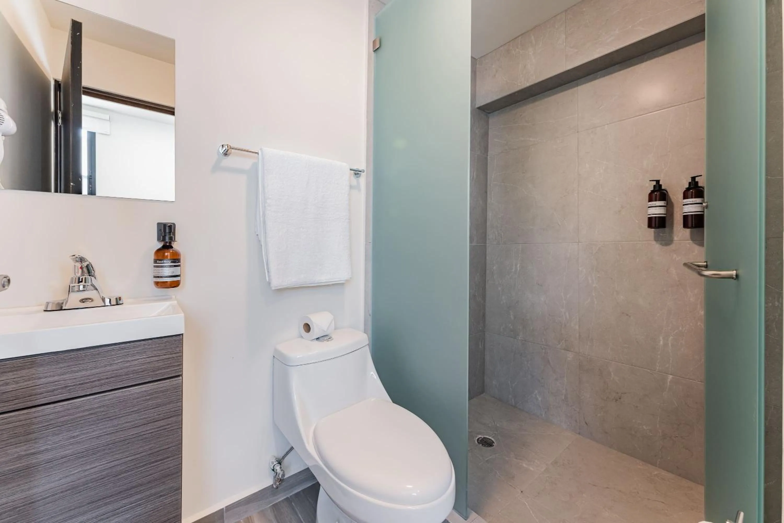 Bathroom in Mariano Escobedo Apartments by VH