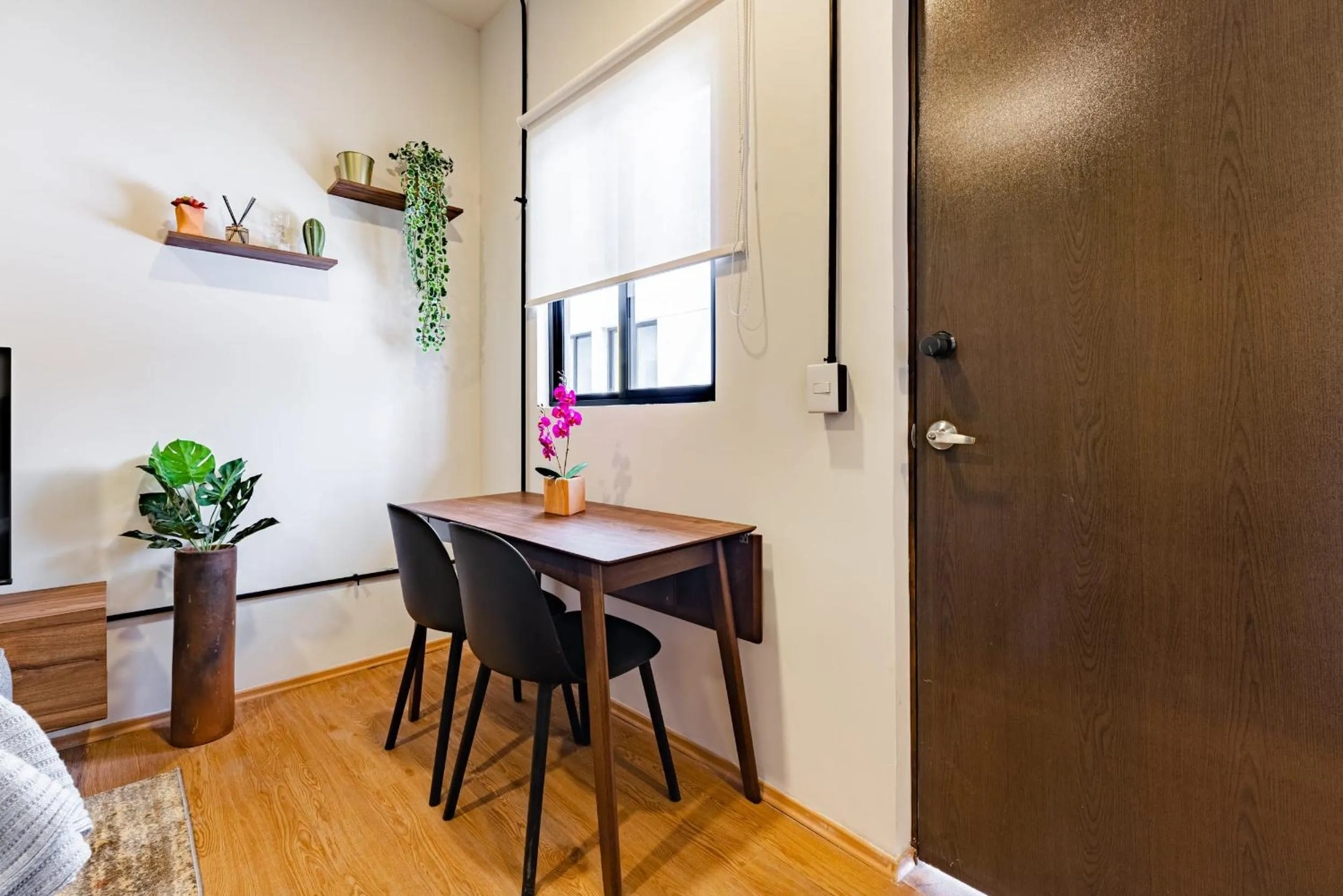 Dining area in Mariano Escobedo Apartments by VH