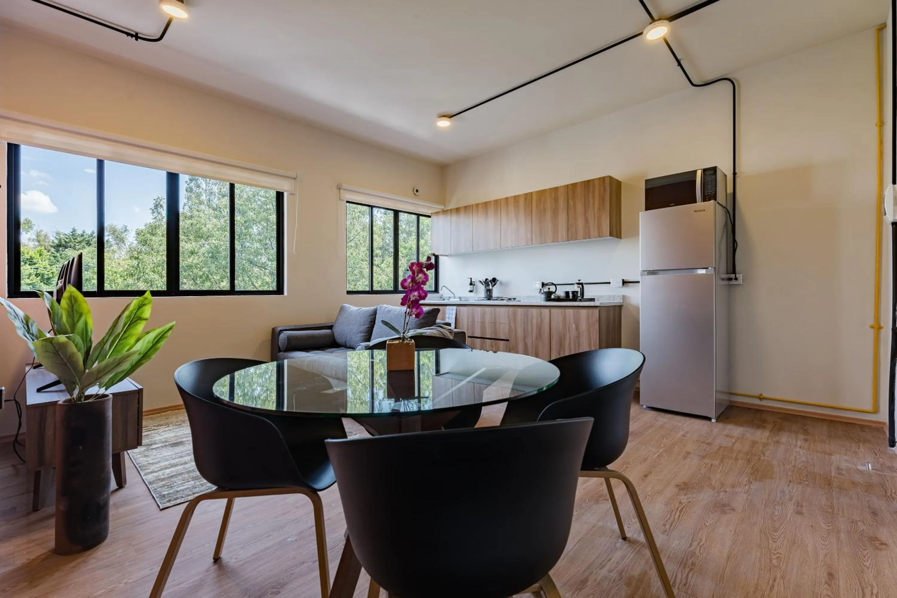 Dining area in Mariano Escobedo Apartments by VH
