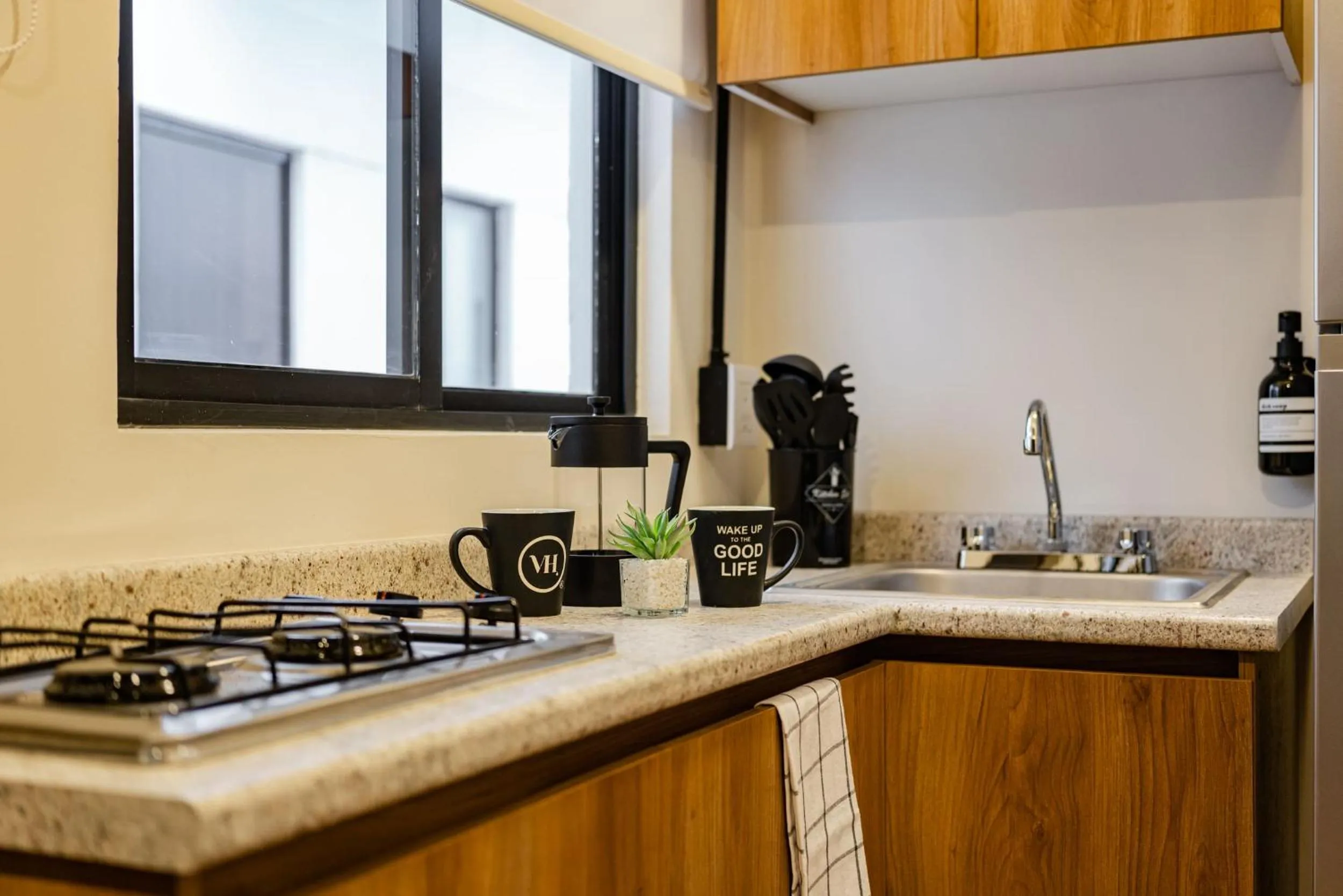 Kitchen or kitchenette in Mariano Escobedo Apartments by VH