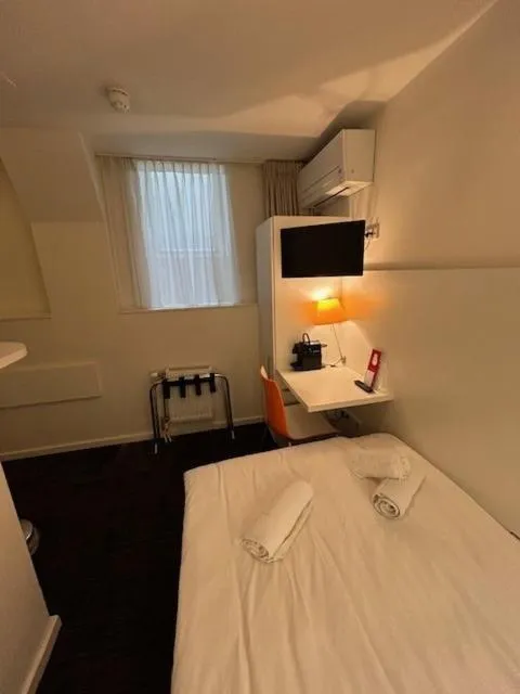 Bed in Multatuli Hotel