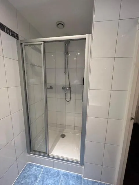 Shower in Multatuli Hotel
