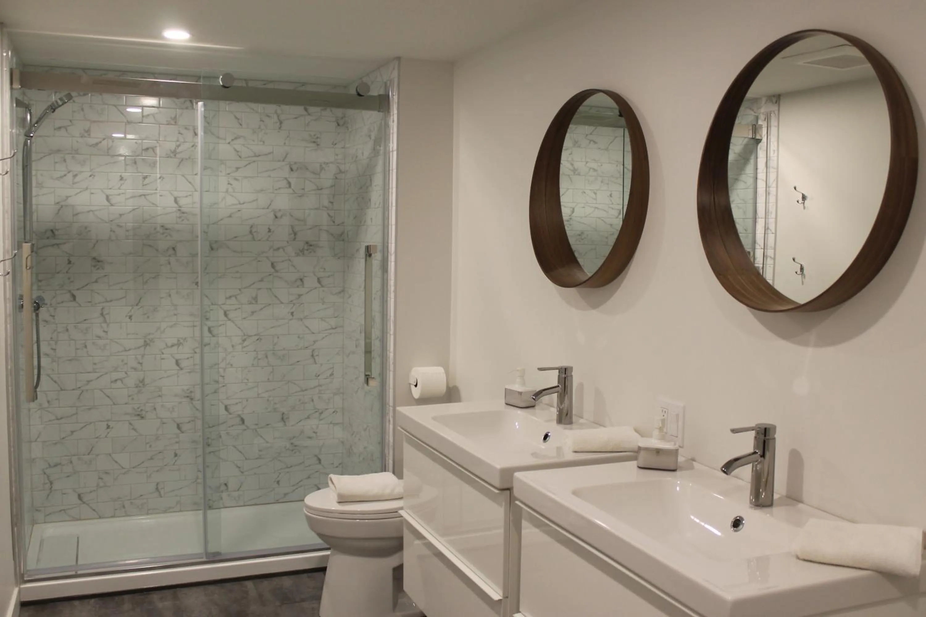 Toilet in Magnifique appartement Vieux-Lévis