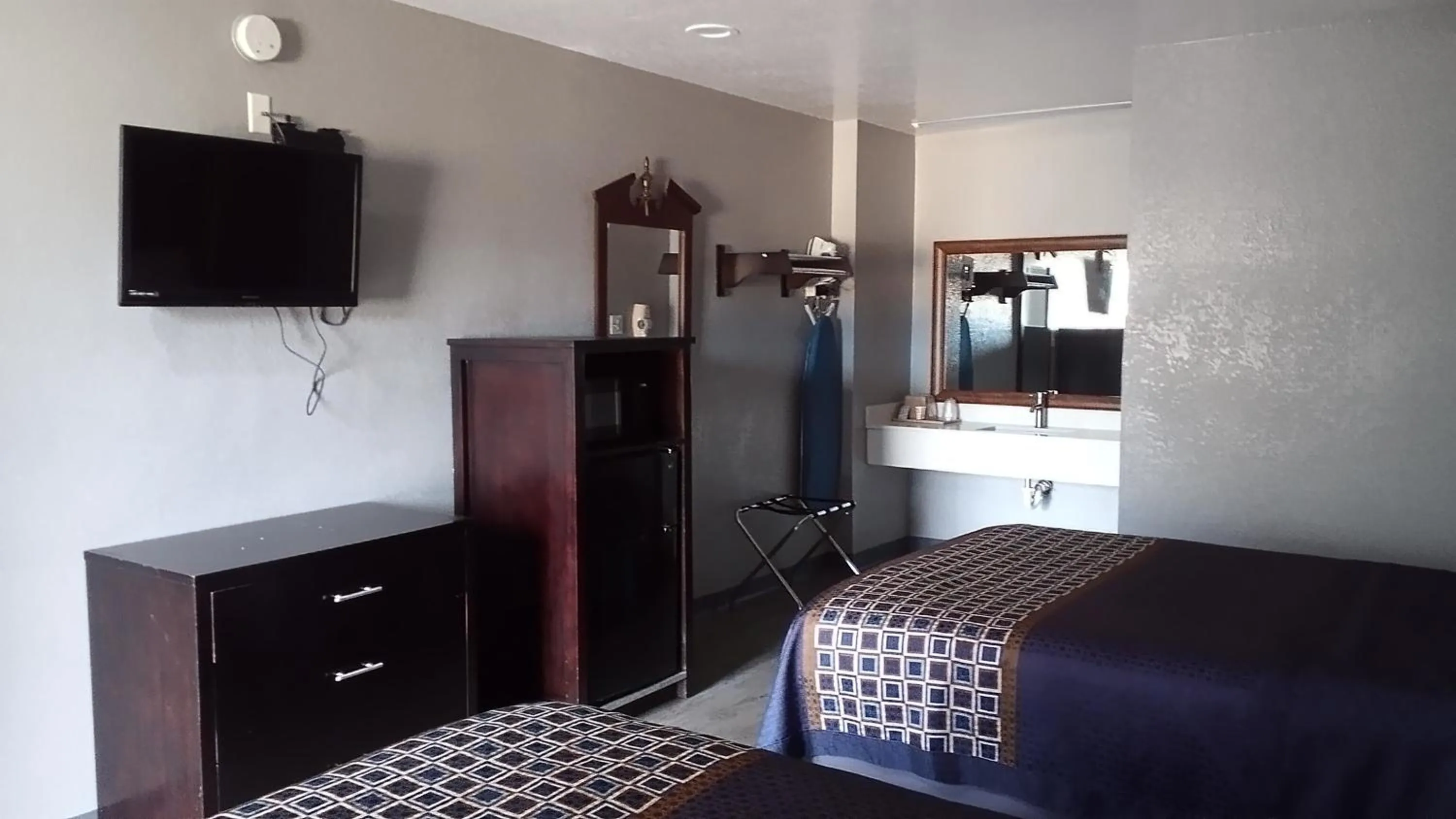 Photo of the whole room, Bed in Coachman's Inn & Suites