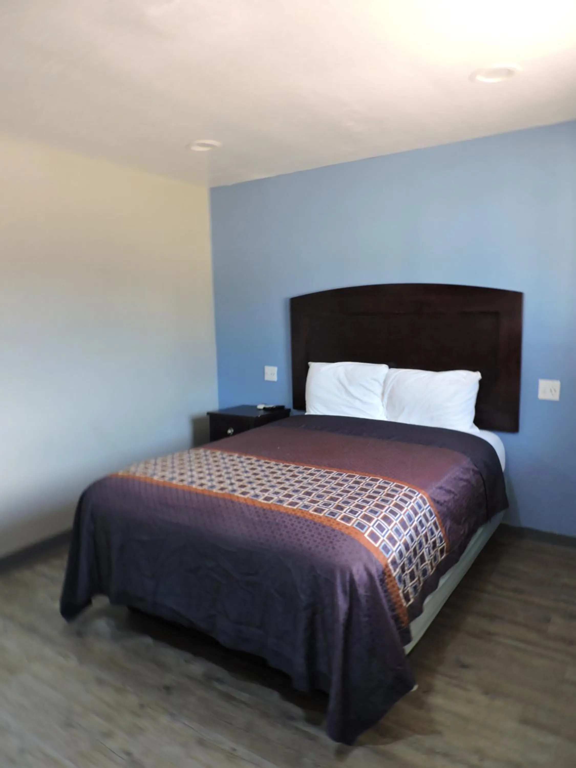 Bed in Coachman's Inn & Suites