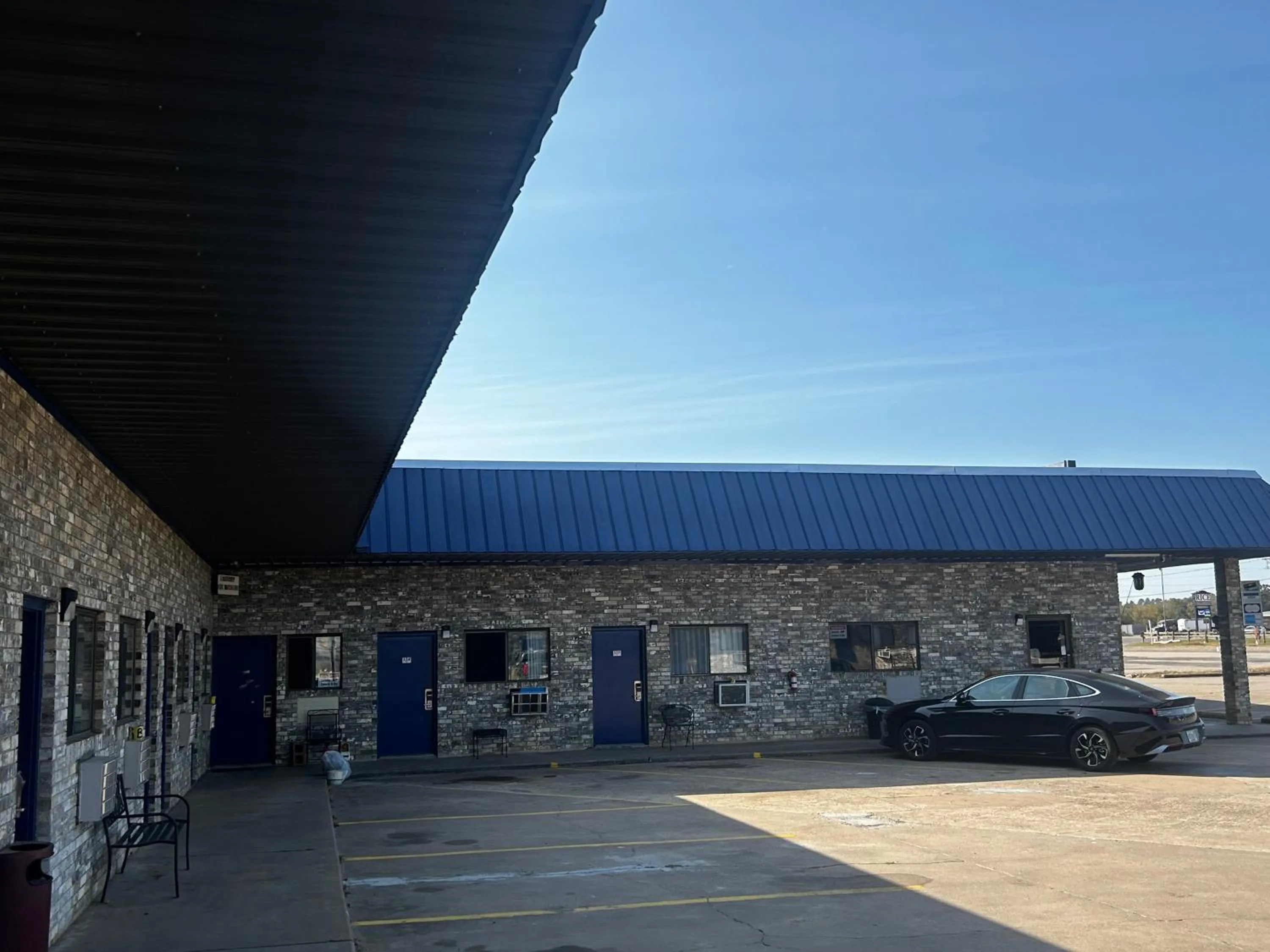 Inner courtyard view in Coachman's Inn & Suites