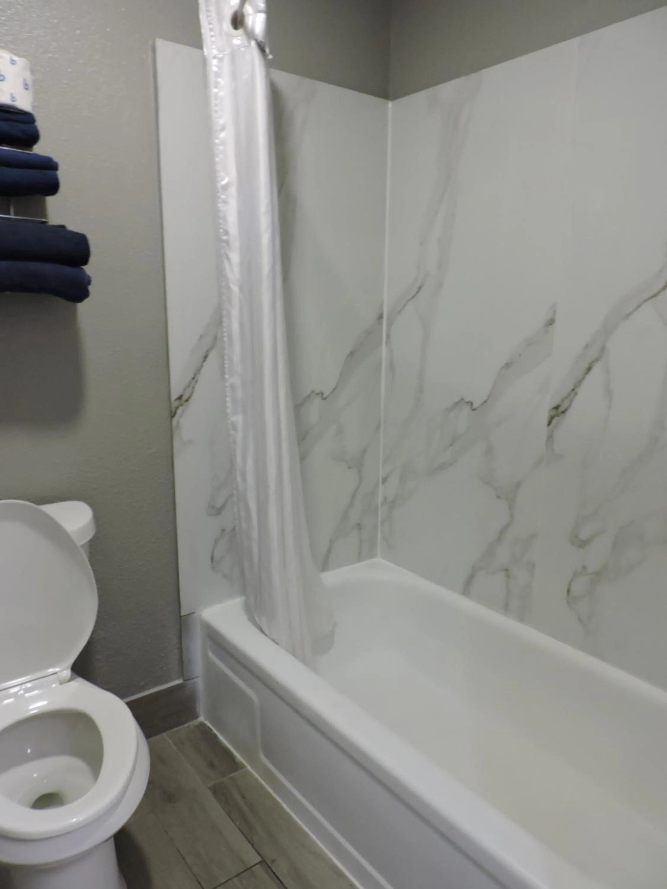 Shower in Coachman's Inn & Suites