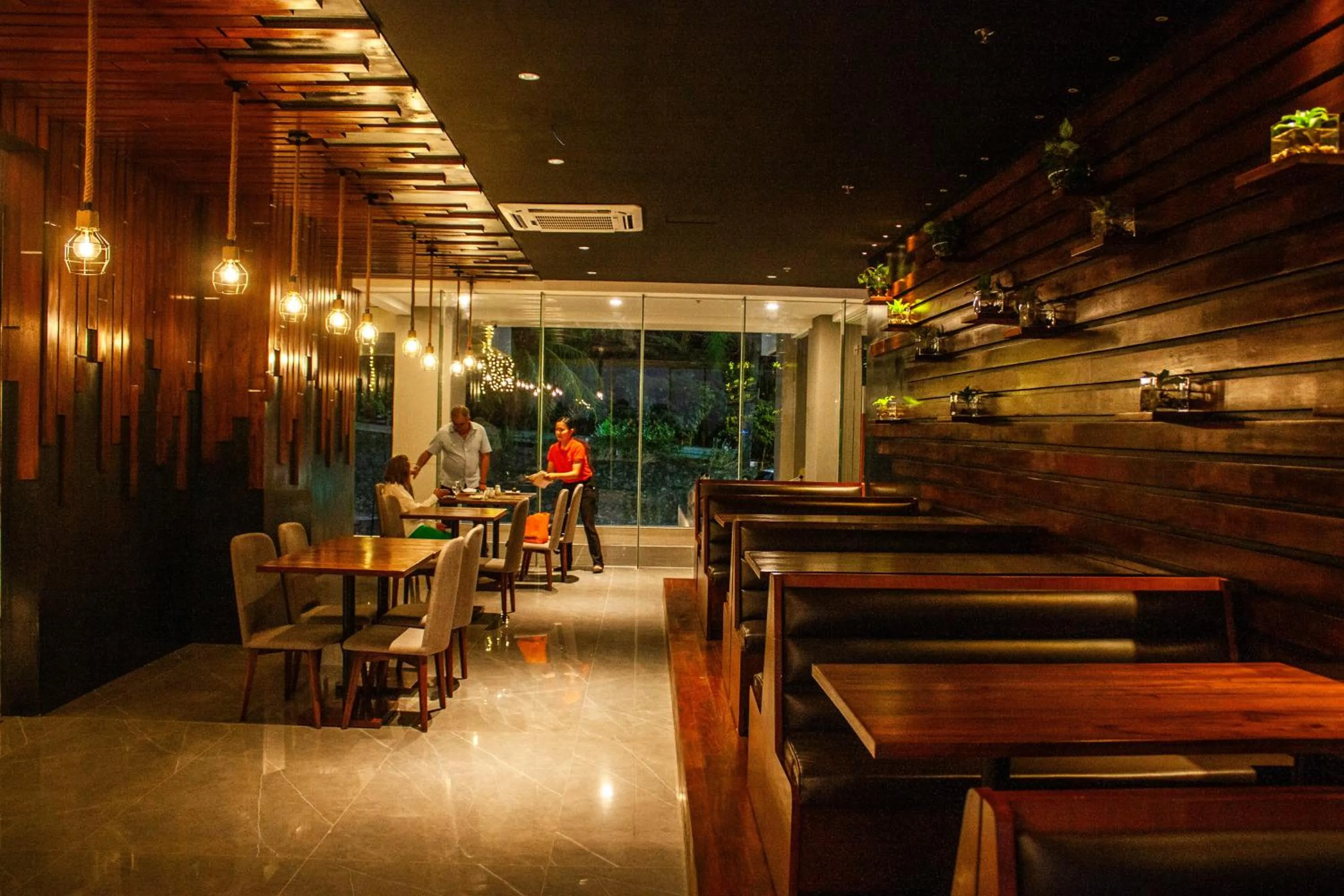 Restaurant/places to eat in Hayat Sky Towers