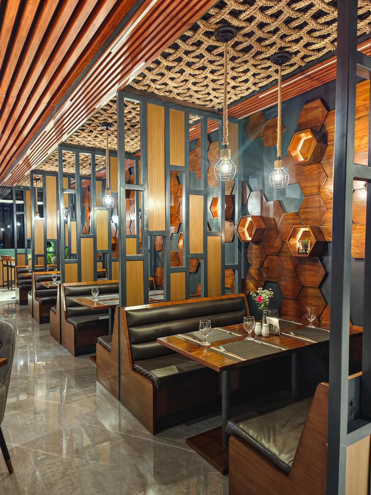 Restaurant/places to eat in Hayat Sky Towers