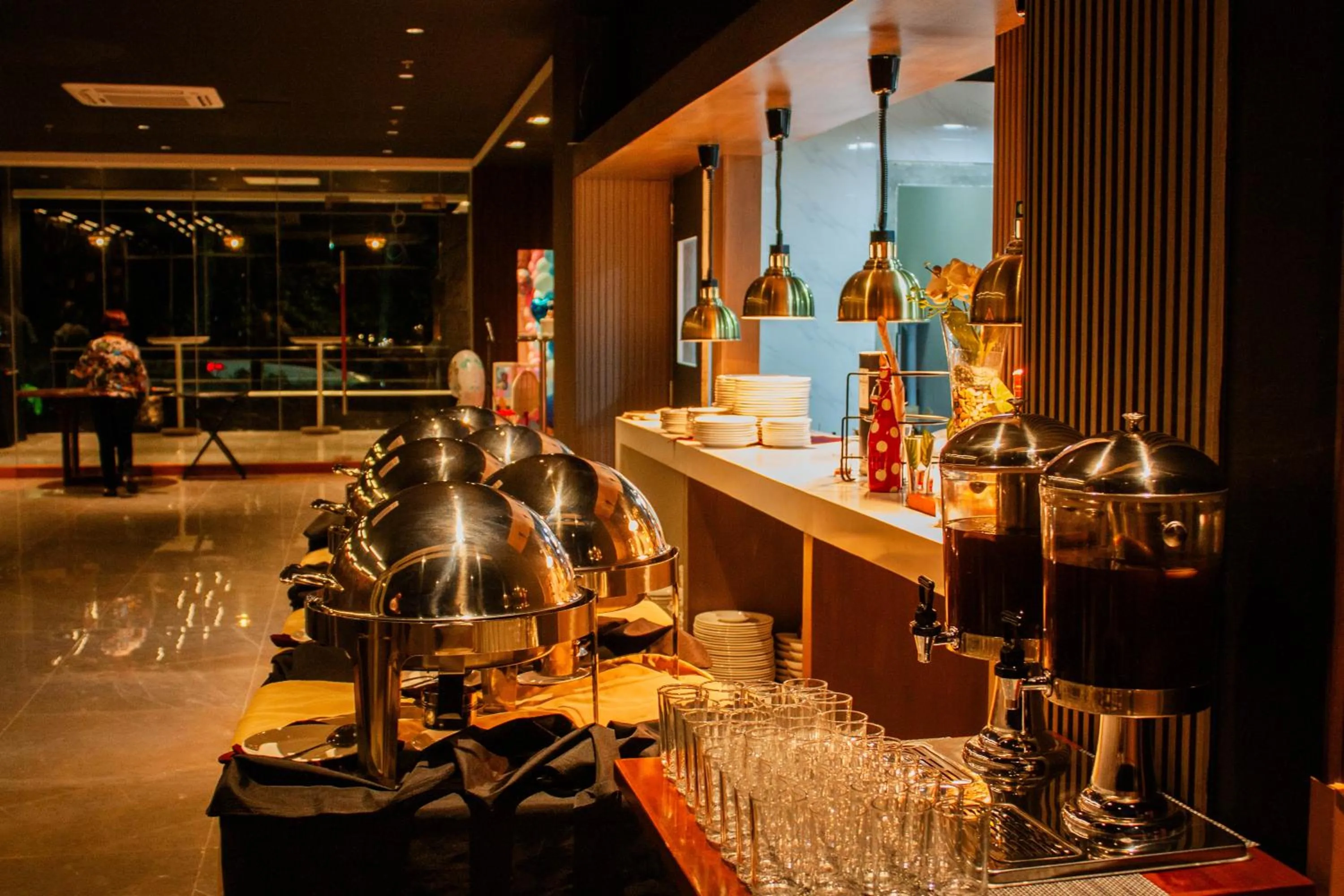 Restaurant/places to eat in Hayat Sky Towers