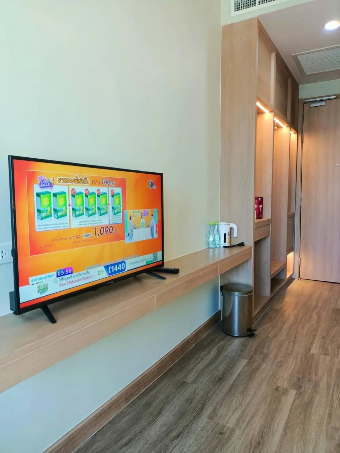 TV and multimedia in Mayflower Grande Suite Hotel