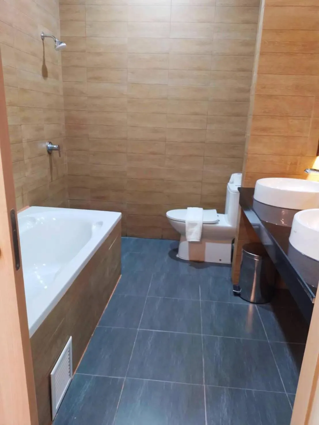 Shower in Mayflower Grande Suite Hotel