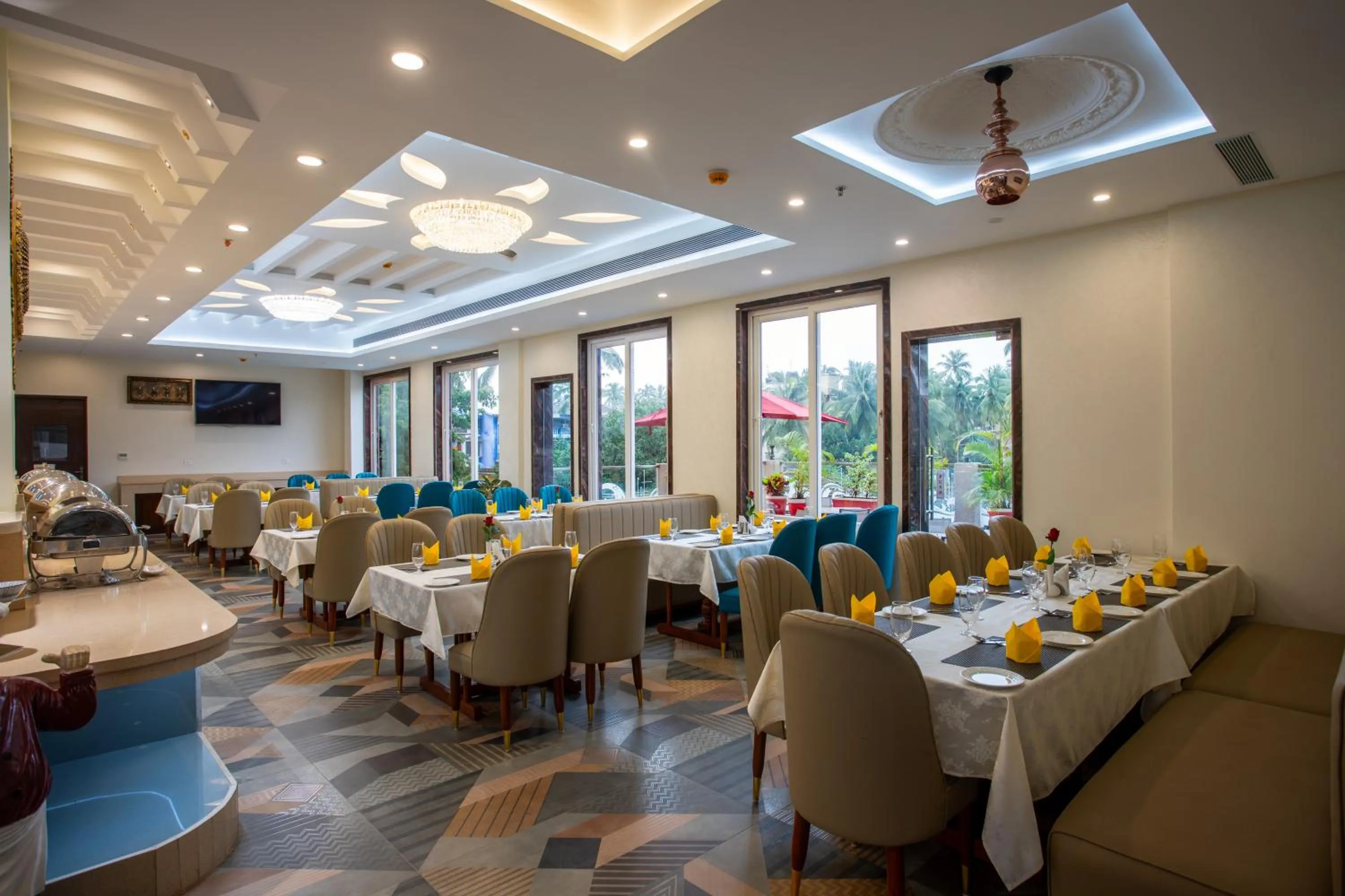 Restaurant/places to eat in The Avenue Grand