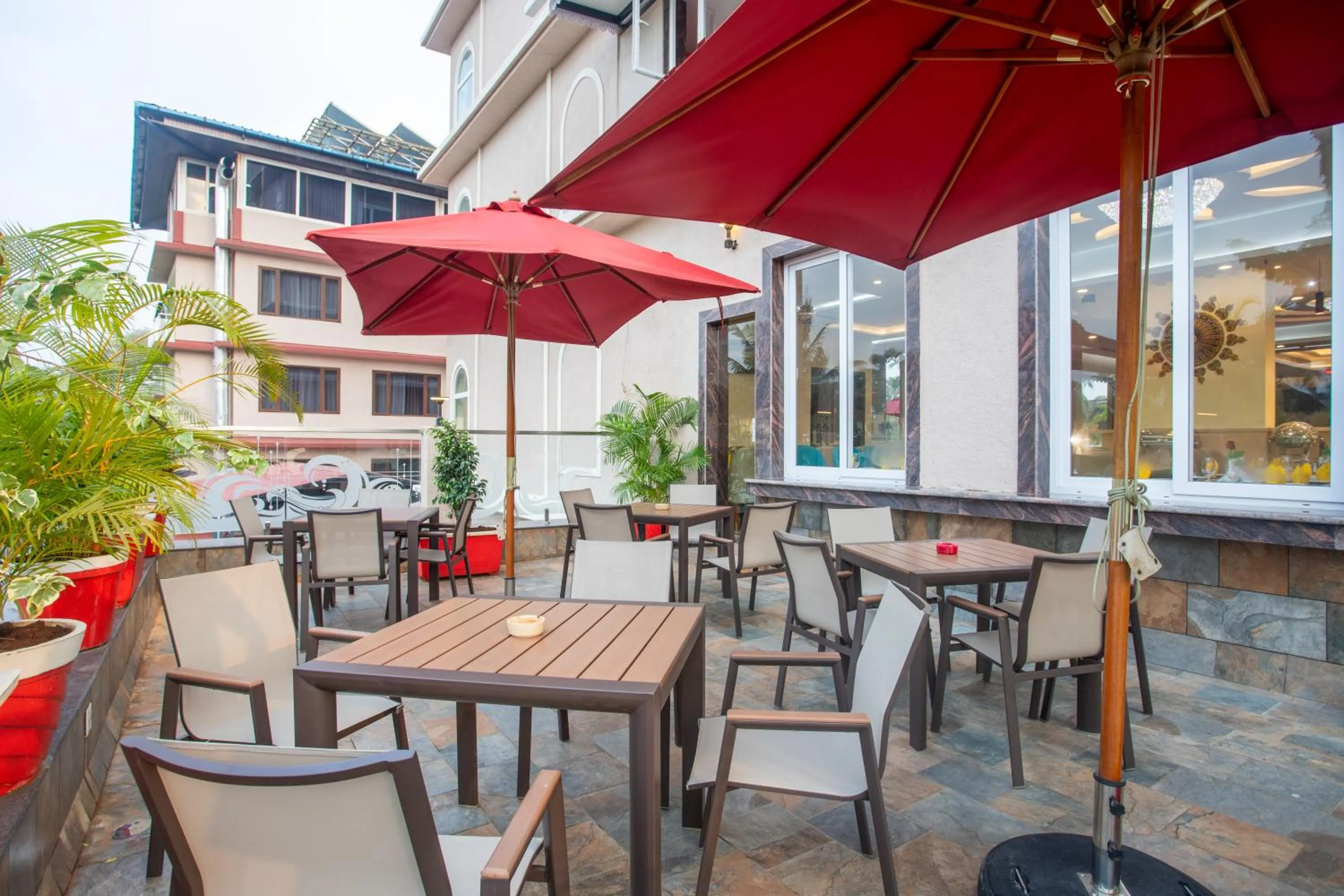 Restaurant/places to eat in The Avenue Grand