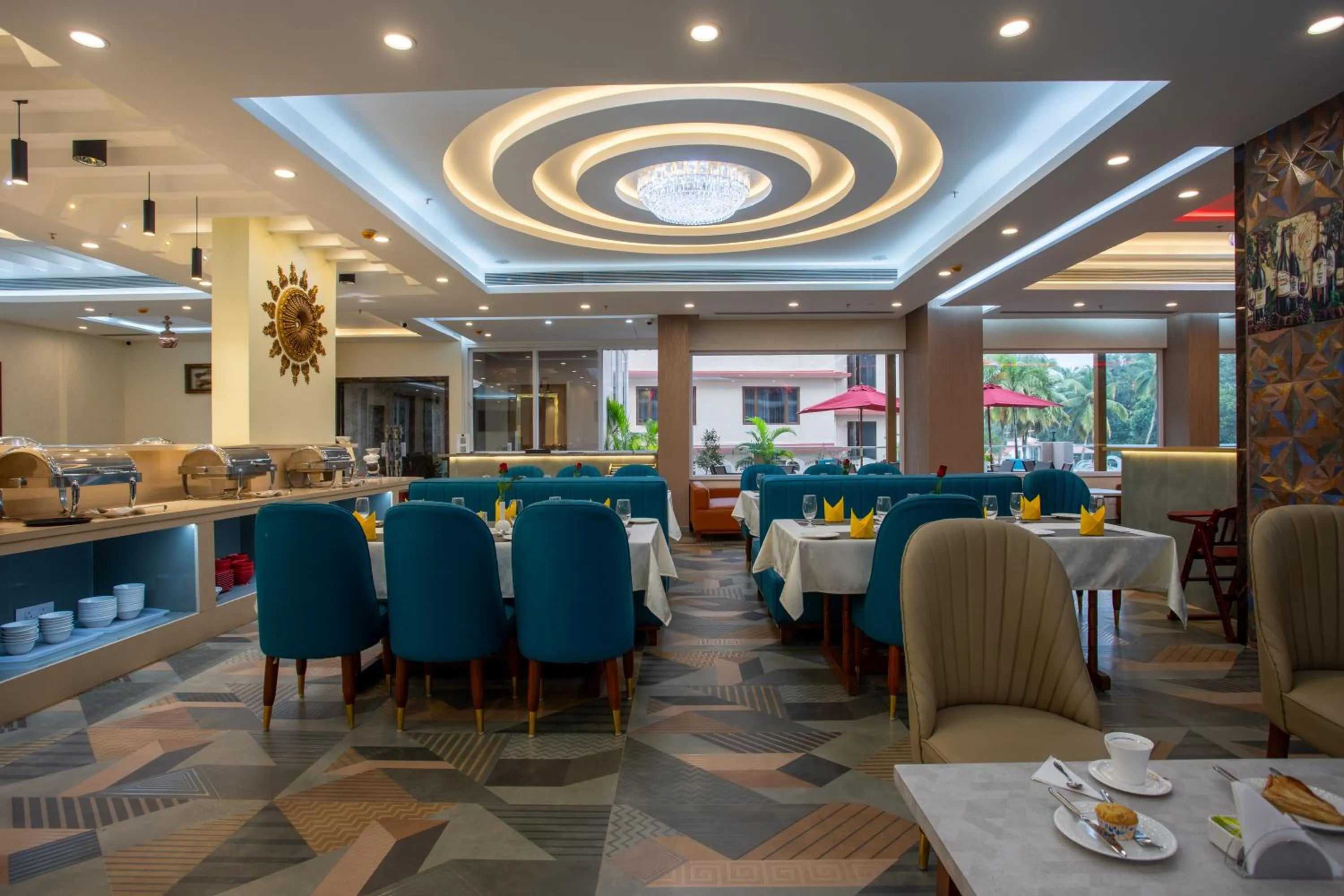 Restaurant/places to eat in The Avenue Grand