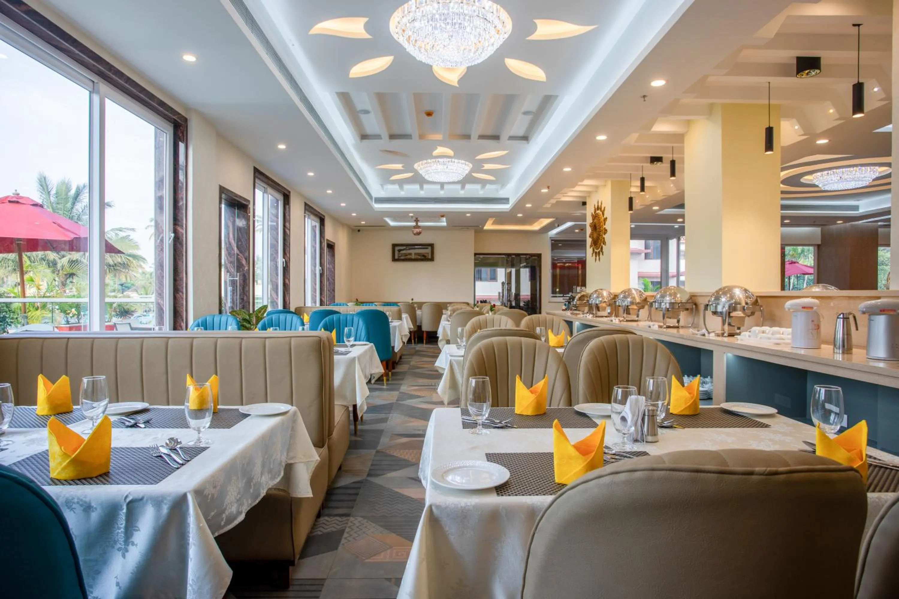 Restaurant/places to eat in The Avenue Grand