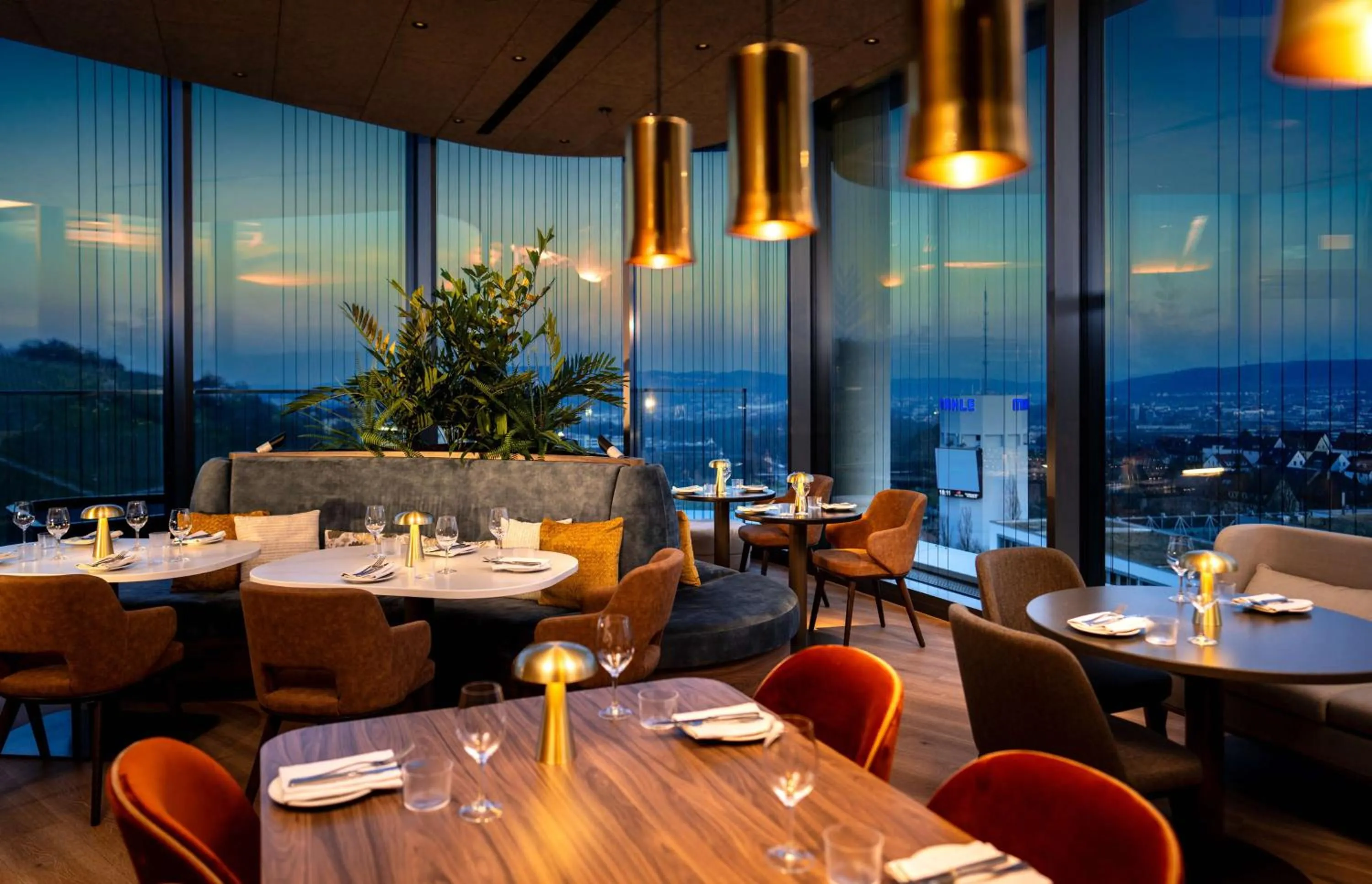 Restaurant/places to eat in Radisson Blu Hotel at Porsche Design Tower Stuttgart