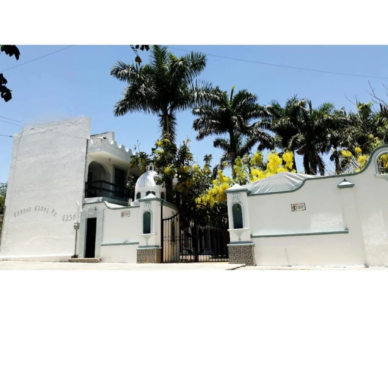 Property building in Hotel Posada Santa Fe