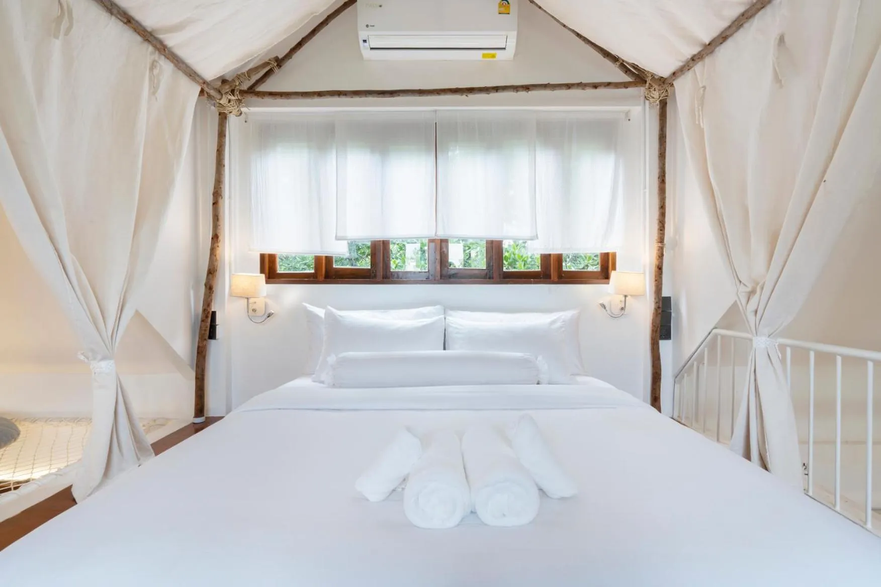 Bed in Phrip Phri Luxury Pool Villas