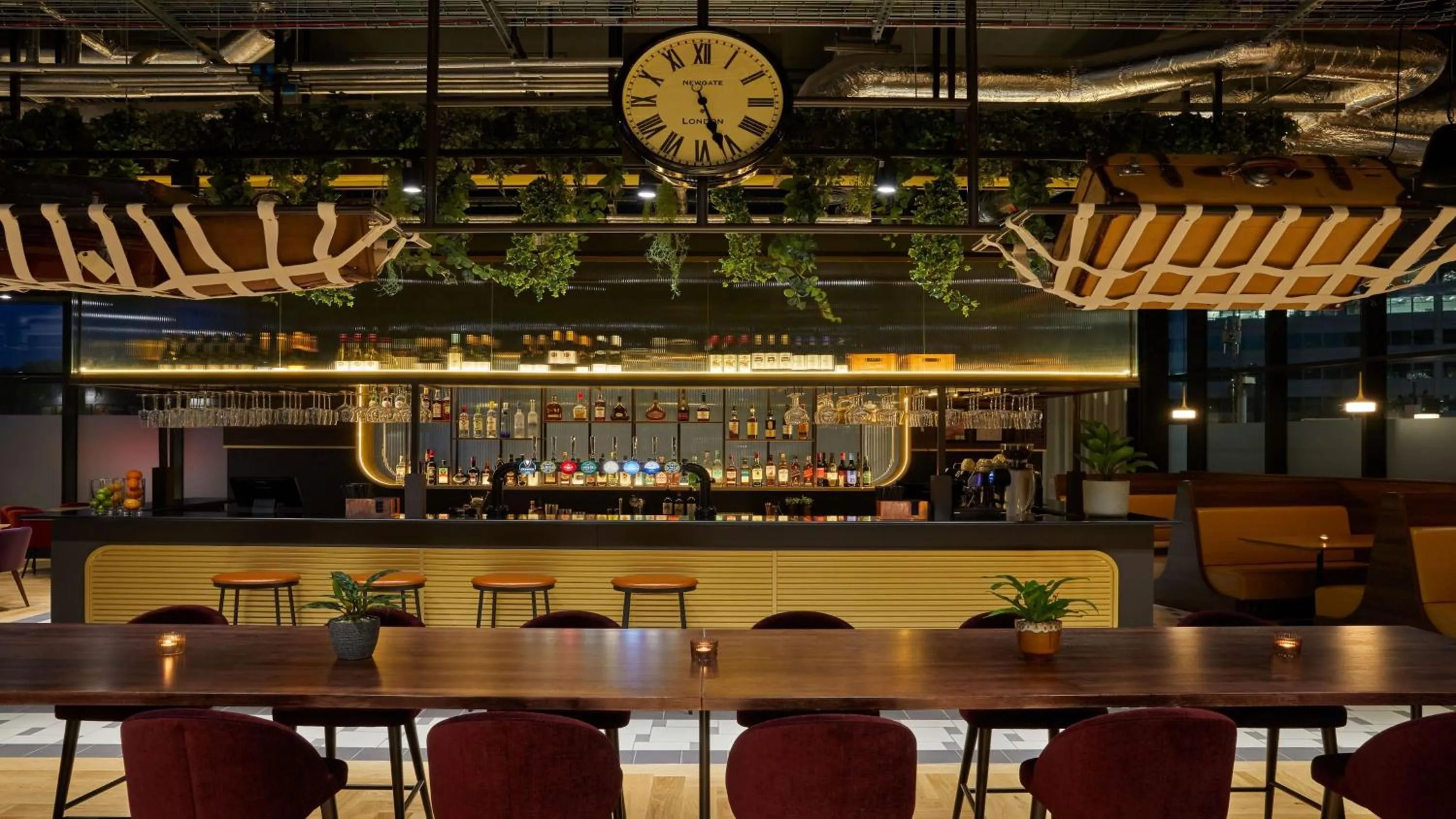 Lounge or bar in Hotel Indigo Coventry by IHG