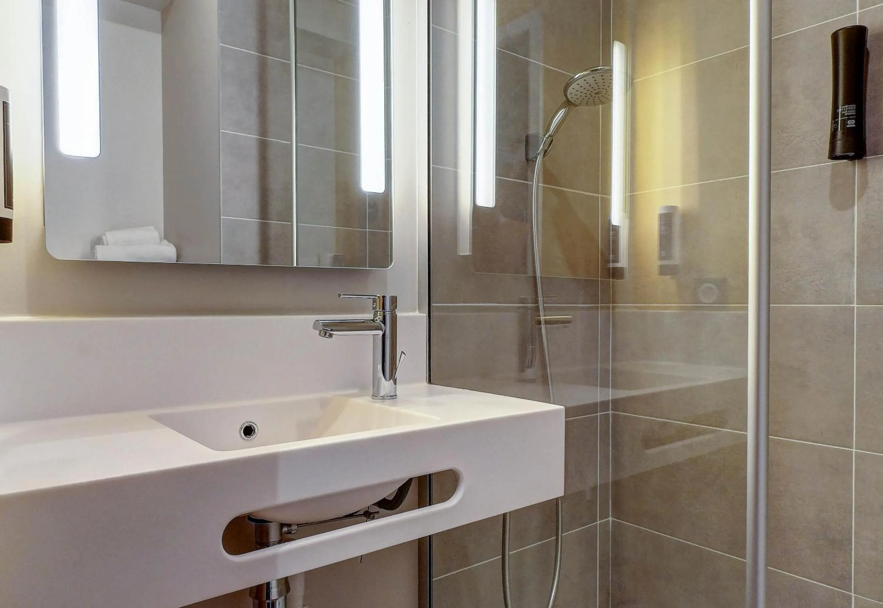 Bathroom in B&B HOTEL Besançon Valentin