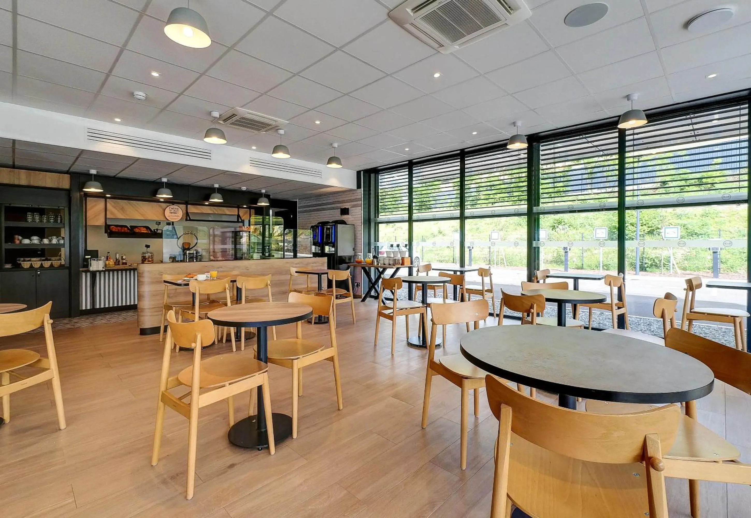 Restaurant/places to eat in B&B HOTEL Besançon Valentin