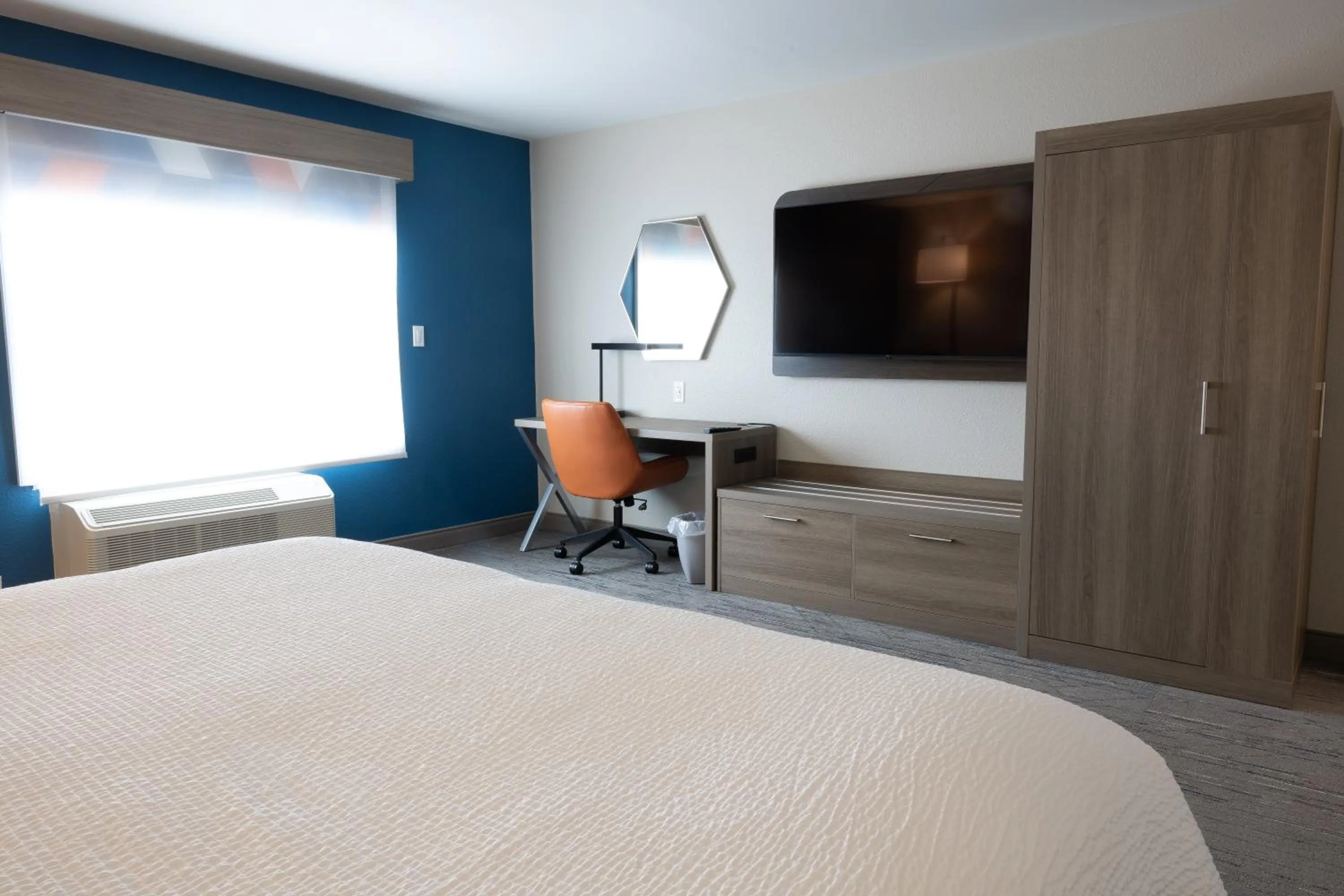 TV and multimedia, Bed in Holiday Inn Express & Suites Mansfield - Ontario by IHG