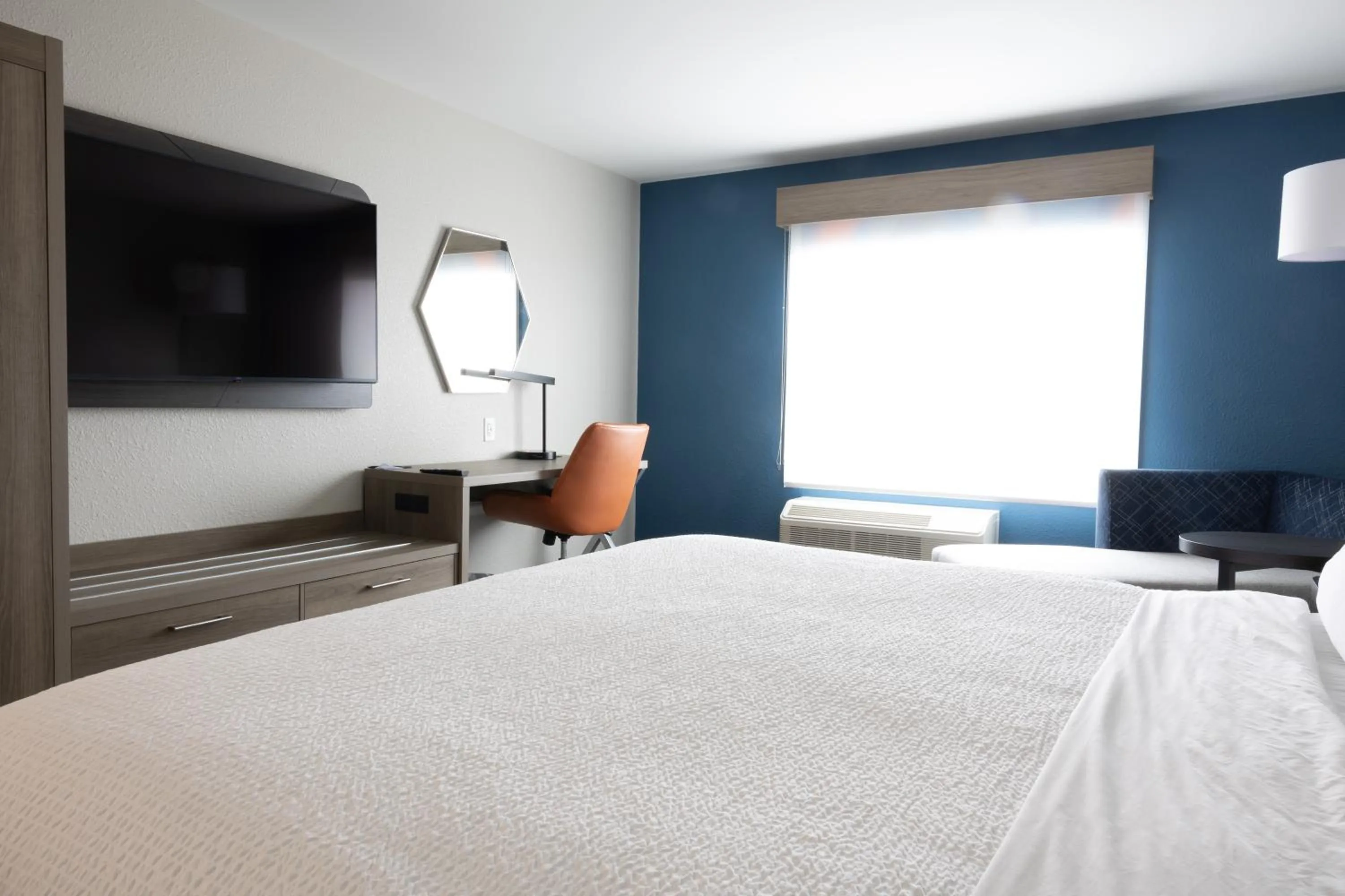 Bedroom, Bed in Holiday Inn Express & Suites Mansfield - Ontario by IHG