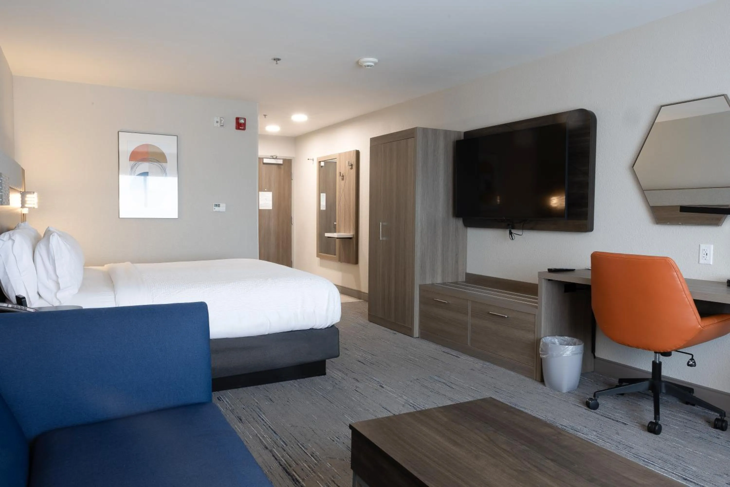 Photo of the whole room, Bed in Holiday Inn Express & Suites Mansfield - Ontario by IHG