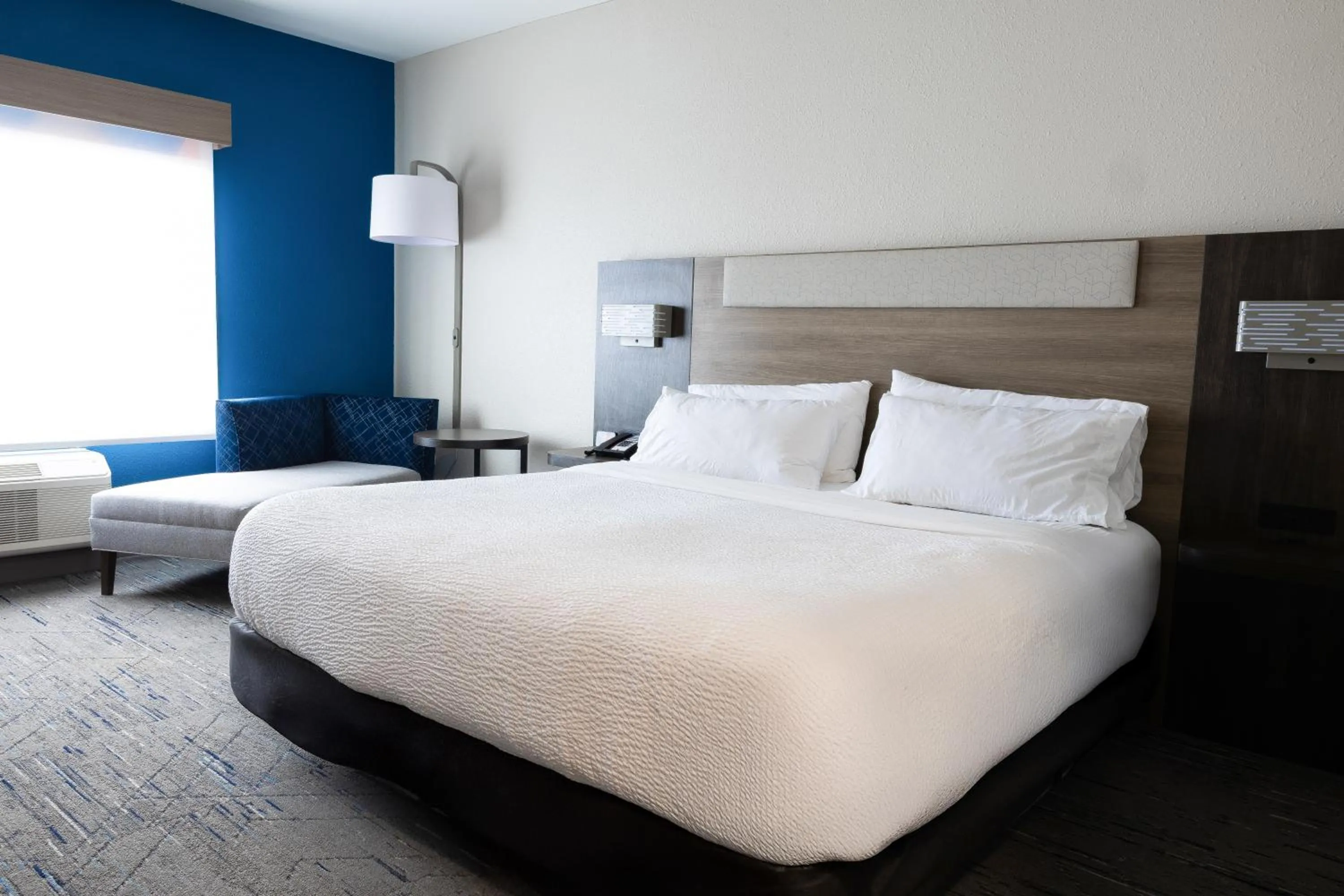 Bedroom, Bed in Holiday Inn Express & Suites Mansfield - Ontario by IHG
