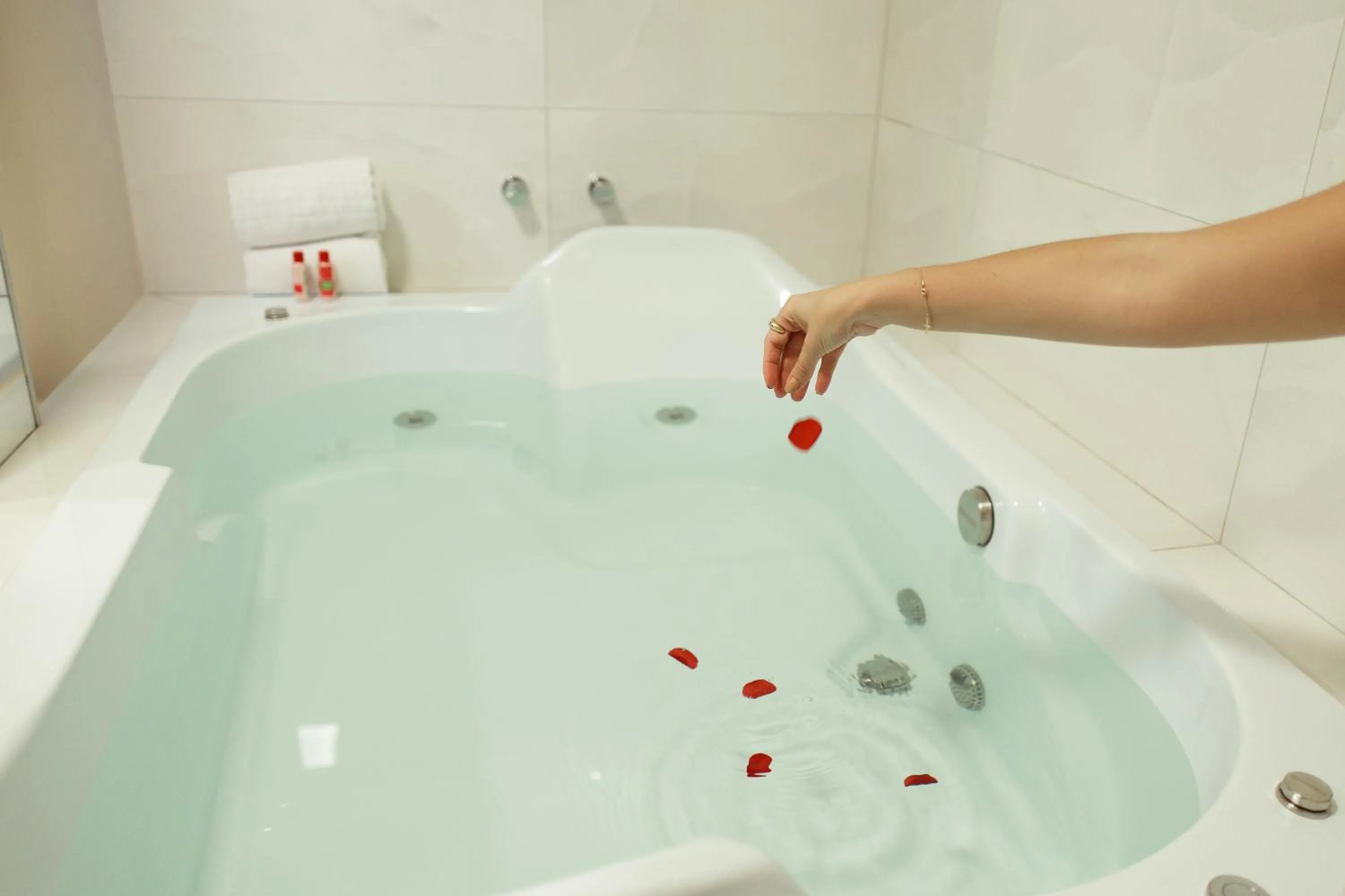 Hot Tub in Roma Hotel by H Hotéis - Airport