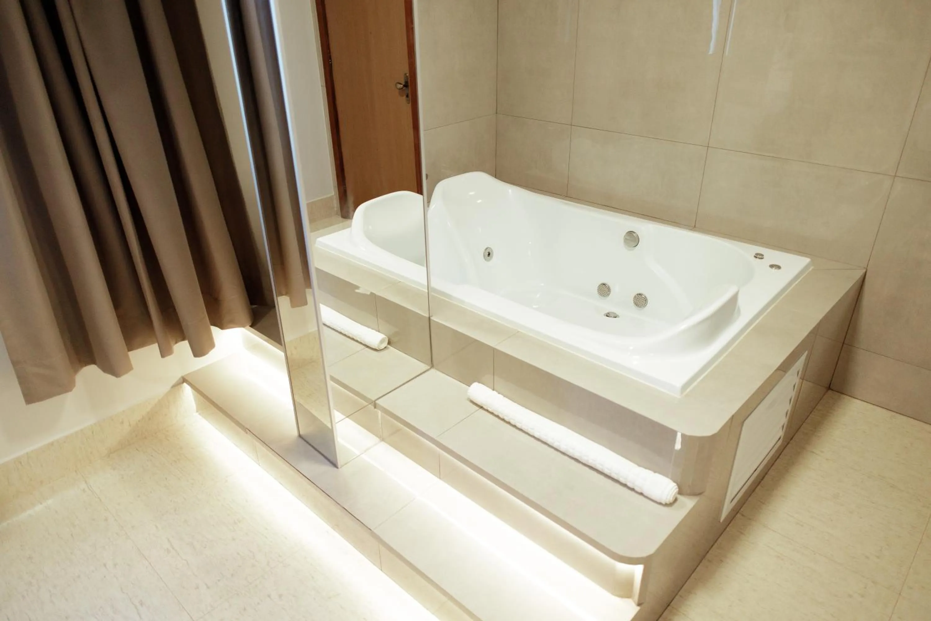 Hot Tub in Roma Hotel by H Hotéis - Airport