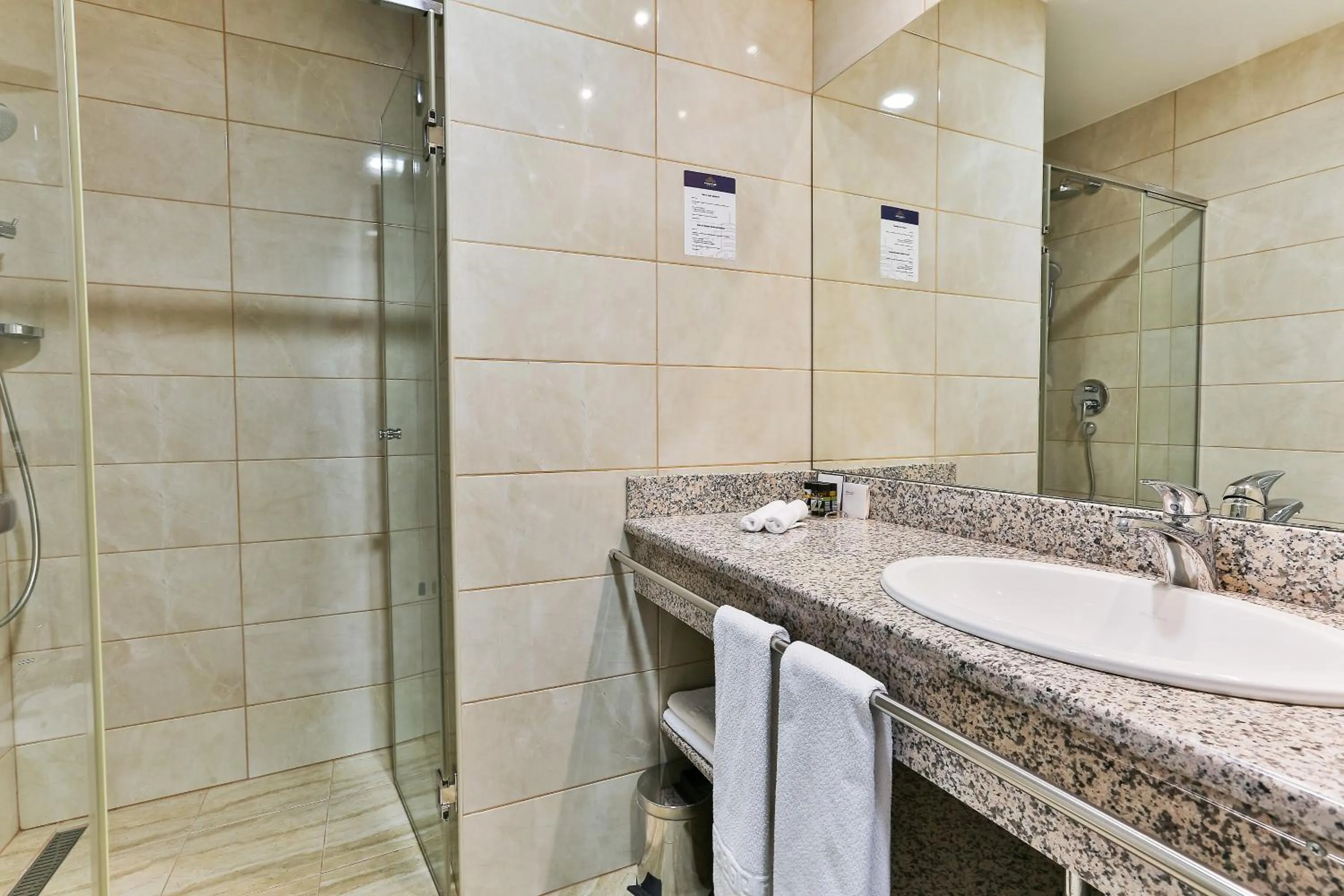 Bathroom in Kings Park Hotel